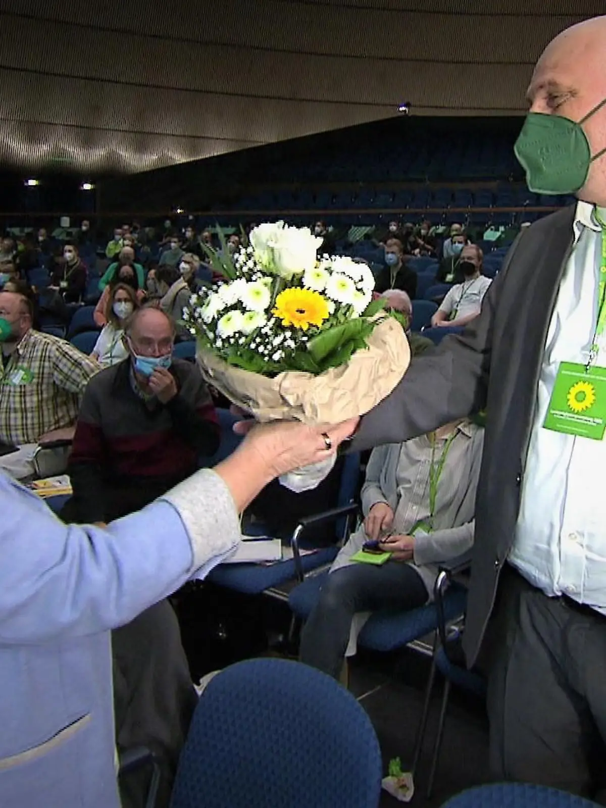 Sigrid Erfurth gratuliert dem Überraschungs-Gewinner Sebastian Schaub nach seiner Wahl zum Parteivorsitzenden.