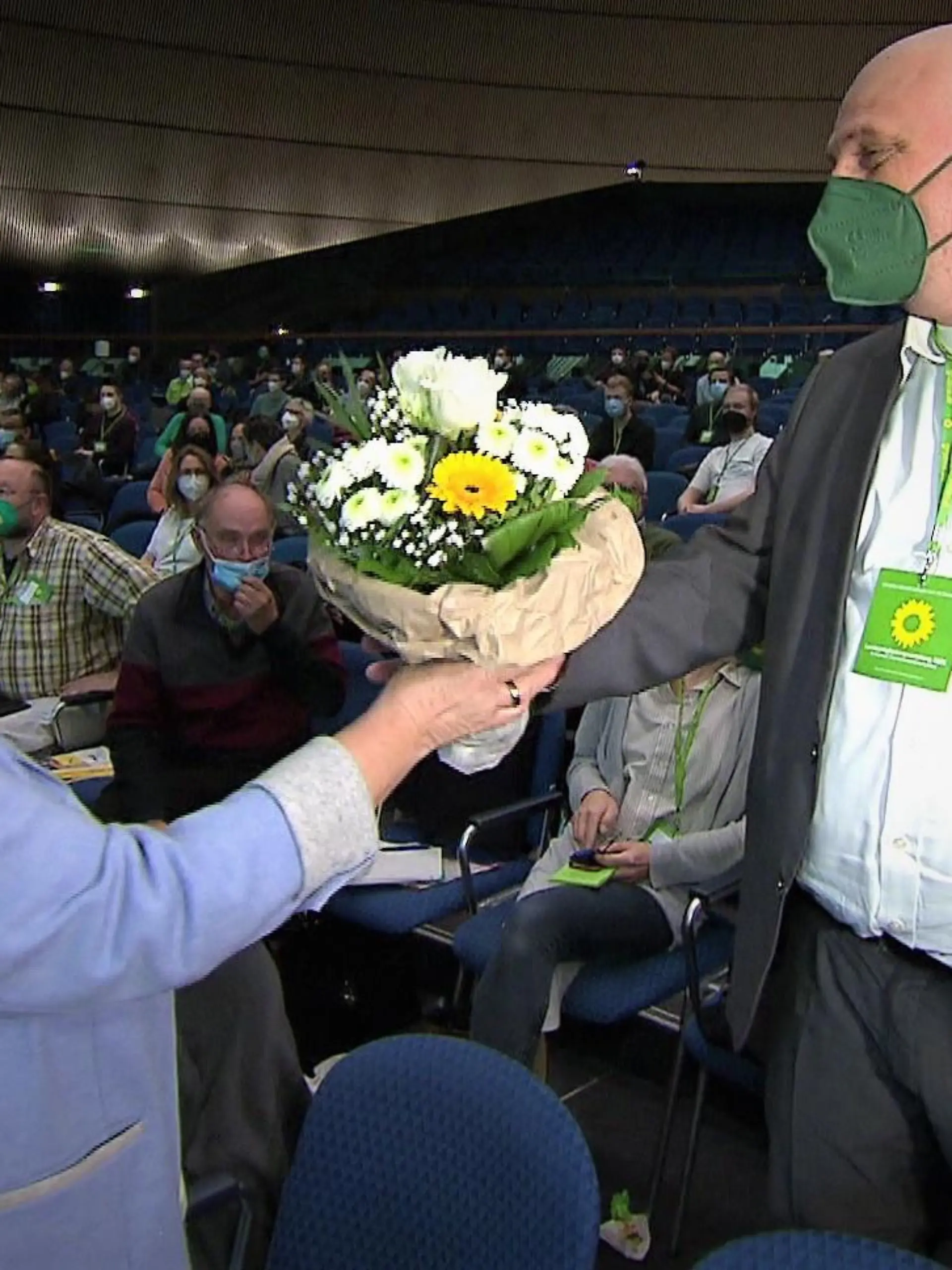 Sigrid Erfurth gratuliert dem Überraschungs-Gewinner Sebastian Schaub nach seiner Wahl zum Parteivorsitzenden.