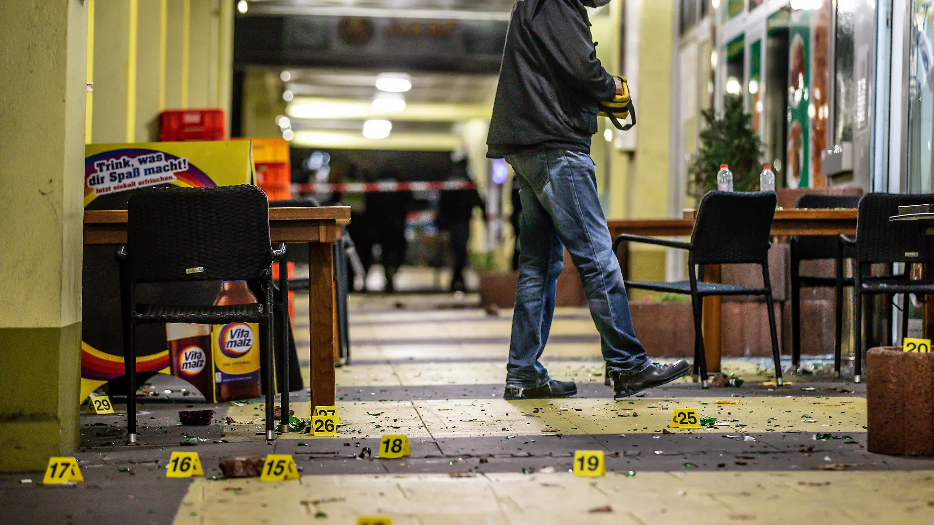 Die Polizei sichert im Bereich Rheinische Straß / Siegfriedstraße in der Innenstadt Spuren. Wegen eines größeren Einsatzes der Polizei sind in der Innenstadt mehrere Straßen gesperrt worden. Es habe eine körperliche Auseinandersetzung gegeben, sagte eine Polizeisprecherin am frühen Abend, ohne Details zu nennen. «Wir sind mit starken Kräften vor Ort.