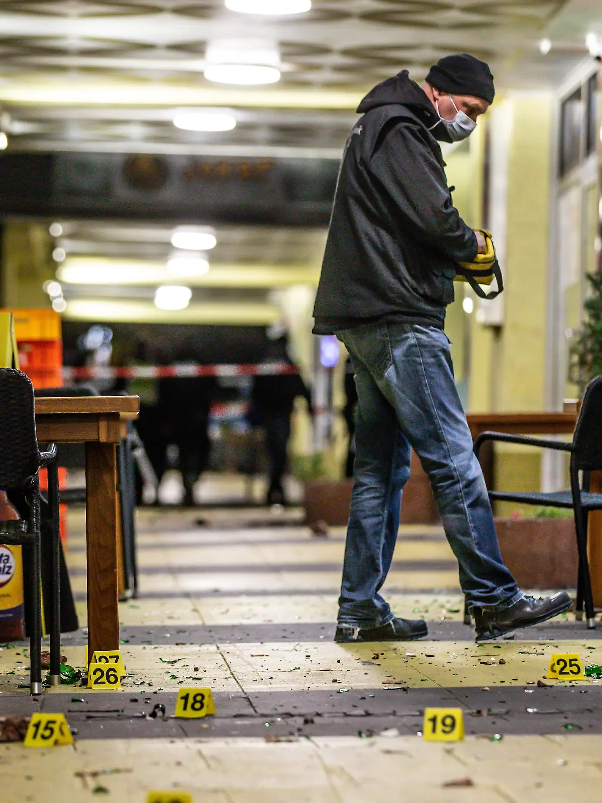 Die Polizei sichert im Bereich Rheinische Straß / Siegfriedstraße in der Innenstadt Spuren. Wegen eines größeren Einsatzes der Polizei sind in der Innenstadt mehrere Straßen gesperrt worden. Es habe eine körperliche Auseinandersetzung gegeben, sagte eine Polizeisprecherin am frühen Abend, ohne Details zu nennen. «Wir sind mit starken Kräften vor Ort.