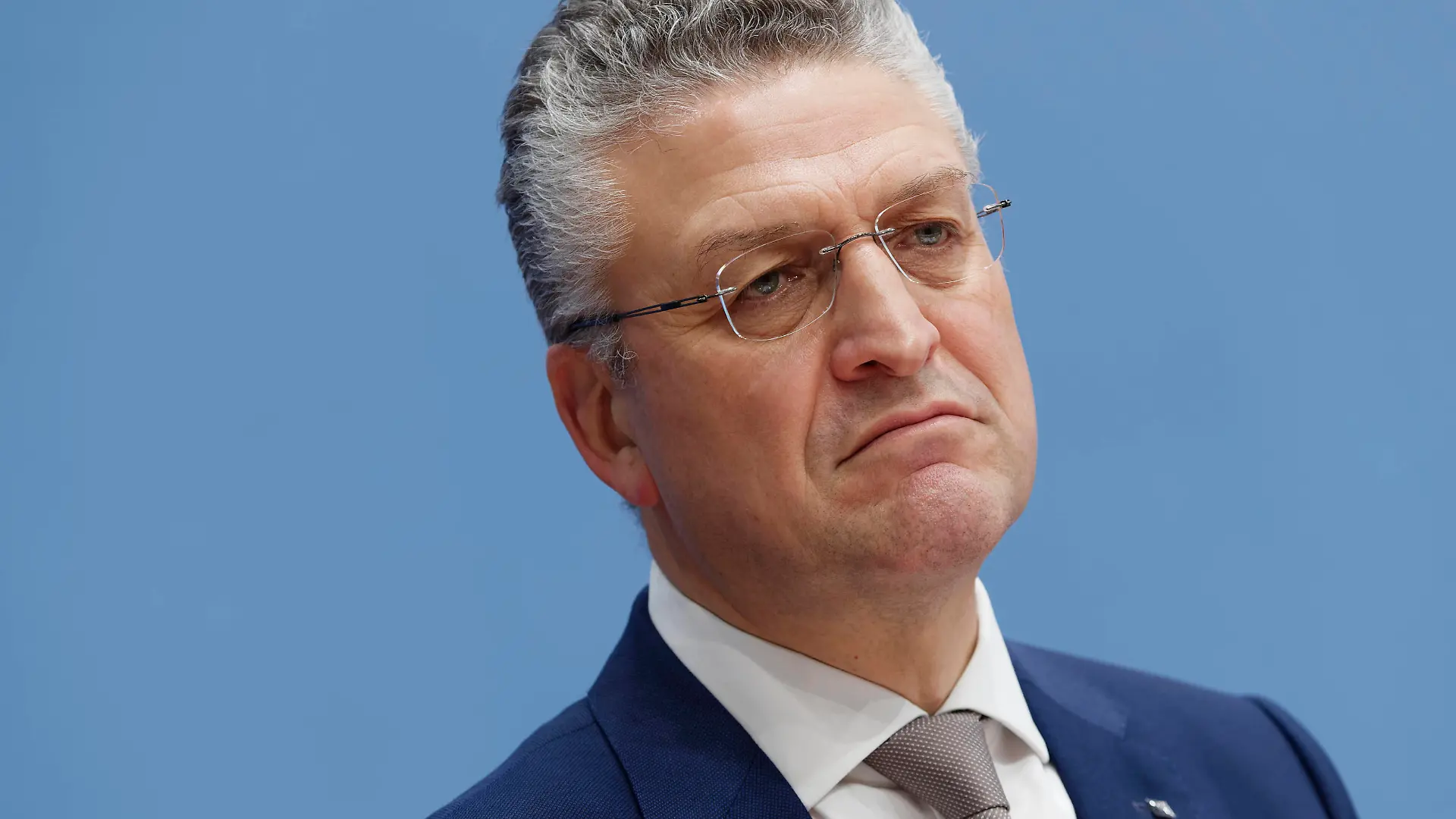 Spahn und Wieler zur aktuellen Corona-Lage 2021-11-19, Deutschland, Berlin - Bundespresskonferenz: Der Geschäftsführende Bundesgesundheitsminister und Prof. Dr. Lothar H. Wieler, Präsident des Robert Koch-Instituts, informieren zur Dramatik der aktuellen Corona-Lage. *** Spahn and Wieler on the current Corona situation 2021 11 19, Germany, Berlin Federal Press Conference The Executive Federal Minister of Health and Prof Dr Lothar H Wieler, President of the Robert Koch Institute, provide information on the dramatic nature of the current Corona situation