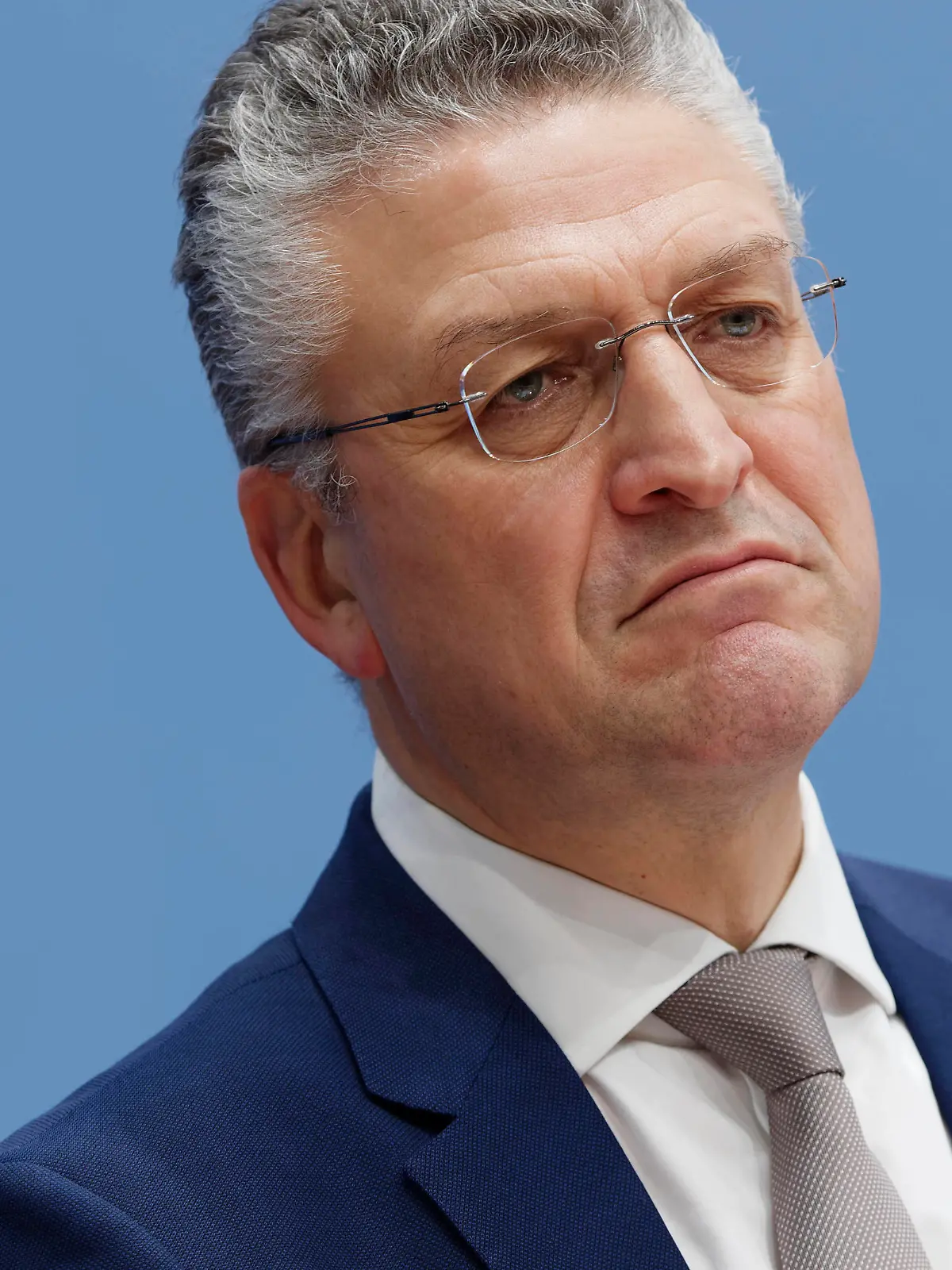 Spahn und Wieler zur aktuellen Corona-Lage 2021-11-19, Deutschland, Berlin - Bundespresskonferenz: Der Geschäftsführende Bundesgesundheitsminister und Prof. Dr. Lothar H. Wieler, Präsident des Robert Koch-Instituts, informieren zur Dramatik der aktuellen Corona-Lage. *** Spahn and Wieler on the current Corona situation 2021 11 19, Germany, Berlin Federal Press Conference The Executive Federal Minister of Health and Prof Dr Lothar H Wieler, President of the Robert Koch Institute, provide information on the dramatic nature of the current Corona situation 