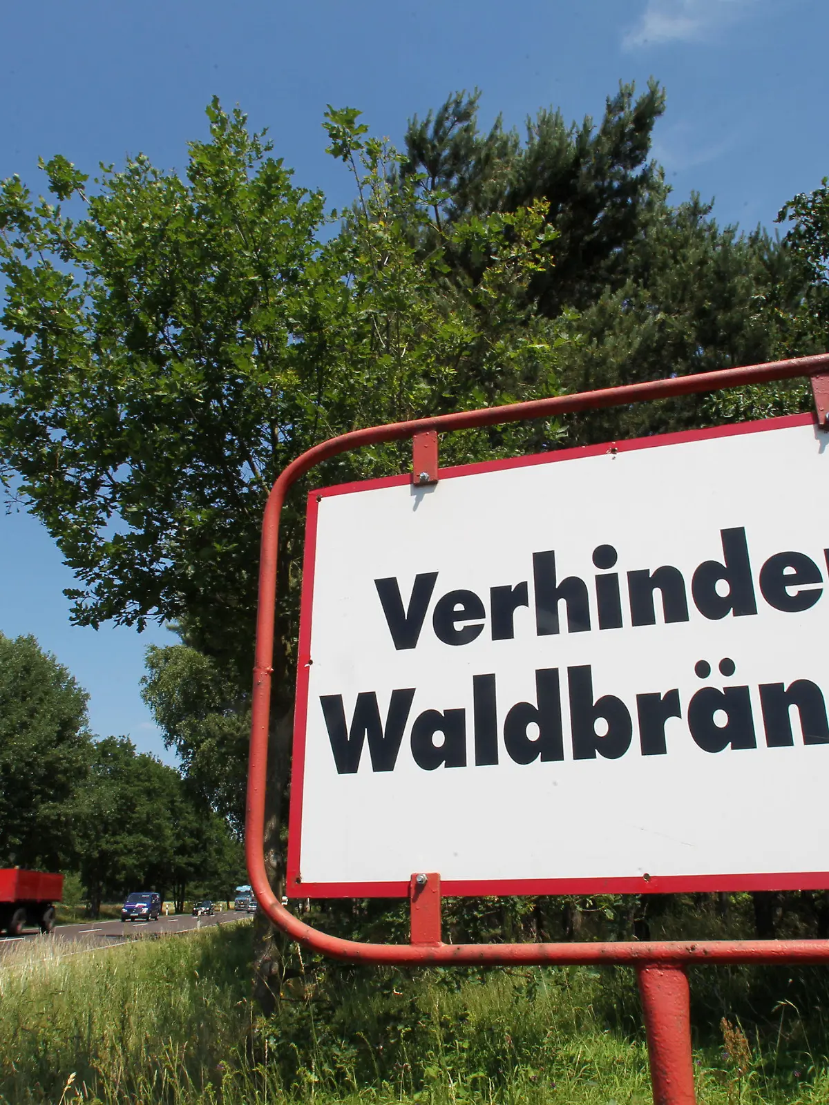 ARCHIV - Ein Schild mit der Aufschrift «Verhindert Waldbrände!» steht am 29.06.2010 am Rande der Bundesstraße 189 bei Colbitz in der Colbitz Letzlinger Heide (Sachsen-Anhalt). Das frühe Sommerwetter lässt die Gefahr von Waldbränden in Sachsen-Anhalt steigen. Foto: Jens Wolf/dpa (zu lah vom 21.05.2014) +++(c) dpa - Bildfunk+++