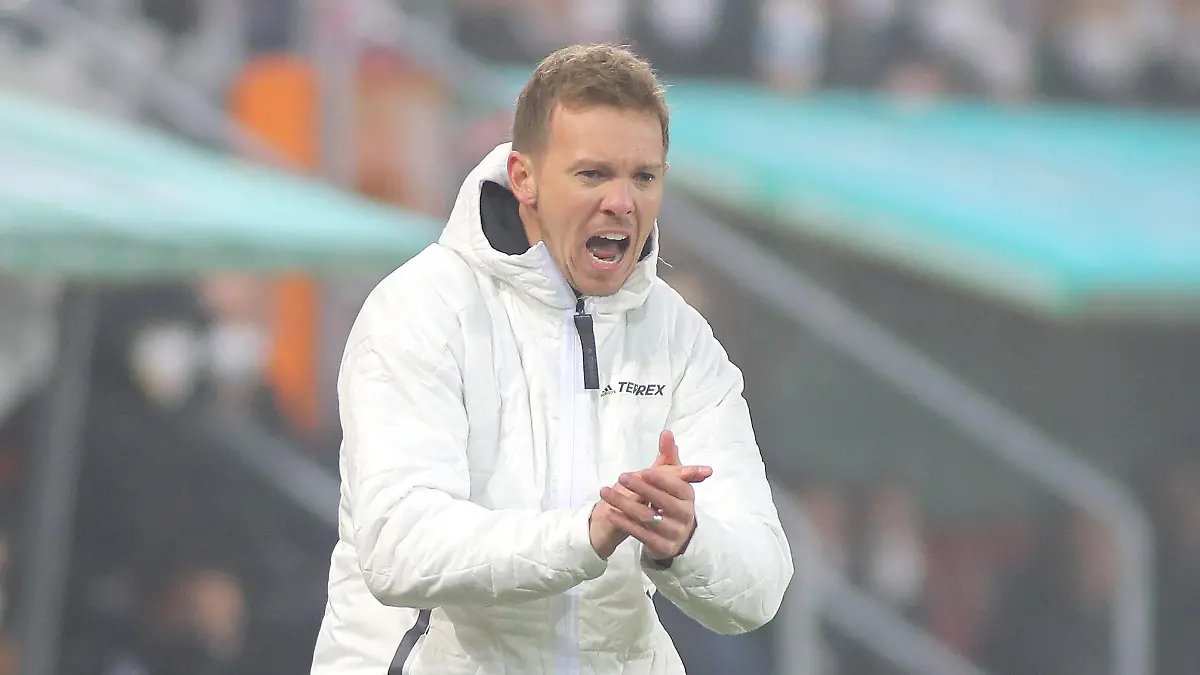 Augsburg, Deutschland 19. November 2021: Julian Nagelsmann, Trainer (FC Bayern München) klatscht und feuert an im Spiel des FC Augsburg gegen den FC Bayern München im Bundesliga Spiel in der WWK Arena DFB regulations prohibit any use of photographs as image sequences and/or quasi-video