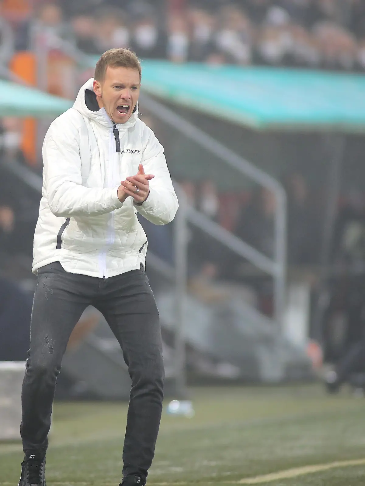 Augsburg, Deutschland 19. November 2021: Julian Nagelsmann, Trainer (FC Bayern München) klatscht und feuert an im Spiel des FC Augsburg gegen den FC Bayern München im Bundesliga Spiel in der WWK Arena DFB regulations prohibit any use of photographs as image sequences and/or quasi-video
