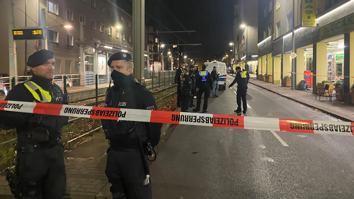 Polizei sperrt einen Bereich in der Innenstadt ab. Wegen eines größeren Einsatzes der Polizei sind in der Innenstadt mehrere Straßen gesperrt worden. Es habe eine körperliche Auseinandersetzung gegeben, sagte eine Polizeisprecherin am frühen Abend, ohne Details zu nennen. «Wir sind mit starken Kräften vor Ort.