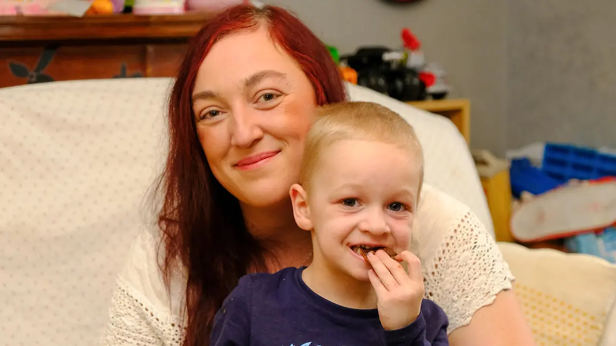 SONDERKONDITIONEN: Satzpreis!
Three-year-old Thomas Boffey from Rowley Regis called for and let in the emergency services when his mum Kayleigh Boffey, 32, was knocked unconscious following a fall down the stairs. See SWNS story SWTPfall. A three-year-old saved his mum and called the police after learning how to be a rescuer - from a YouTube cartoon. Thomas Boffey dialled 999 and climbed over the child gate let in the police after his mum Kayleigh Boffey, 33, fell down the stairs. Kayleigh fell unconscious when she smacked her head on the stairs, but her toddler son didn't panic. Instead he called 999 just like he had seen on animated YouTube series Robocar POLI - about a cartoon police car, ambulance and a fire engine. / action press