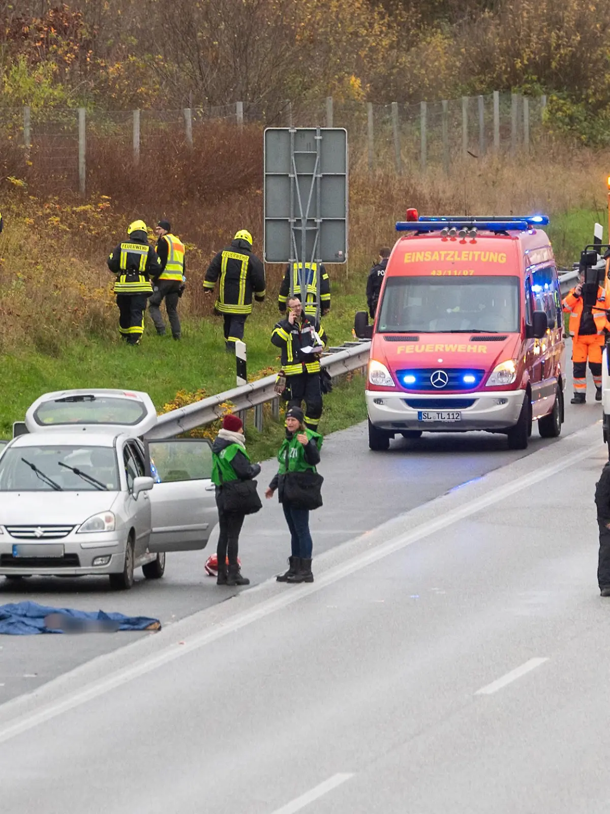 Polizisten ermitteln auf der Autobahn 7 nach einem vermuteten Tötungsdelikt. Die Polizei war am Morgen zu einem Verkehrsunfall auf der Bundesautobahn 7 gerufen worden und hat dort eine leblose Frau aufgefunden. Nach Angaben der Beamten sei sie möglicherweise einem Gewaltverbrechen zum Opfer gefallen. Ein 33-jähriger Tatverdächtiger sei am Tatort widerstandslos festgenommen worden.