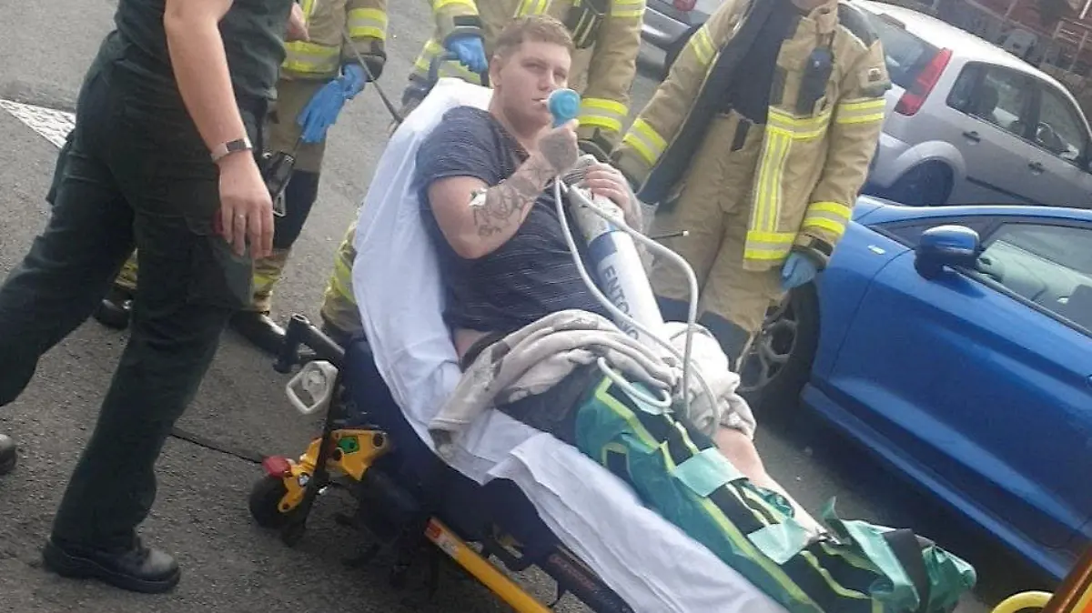SONDERKONDITIONEN: Satzpreis!
Das bisschen Haushalt: Nathan Marsh aus Rhondda bricht sich beim Sturz über den Staubsauger das Bein  --  

Bethan Lewis Watling, 24, found her partner, Nathan Marsh, 26, at the bottom of the stairs after he took a tumble while ?reluctantly? vacuuming upstairs in August 2021. See SWNS story SWFThoover. A hapless fiancé broke two bones in his leg after tripping over the hoover and falling the down the stairs - when his partner asked him to help ?for the first time? with the housework.  Bethan Lewis Watling, 24, found her partner, Nathan Marsh, 26, at the bottom of the stairs after he took a tumble while ?reluctantly? vacuuming upstairs in August 2021.  The college student didn?t believe he was really injured and thought he was trying to ?get out of the cleaning? when she heard his calls for help.   Bethan quickly realised Nathan was in a lot of pain and unable to walk on his right leg - so she called for an ambulance.     / action press