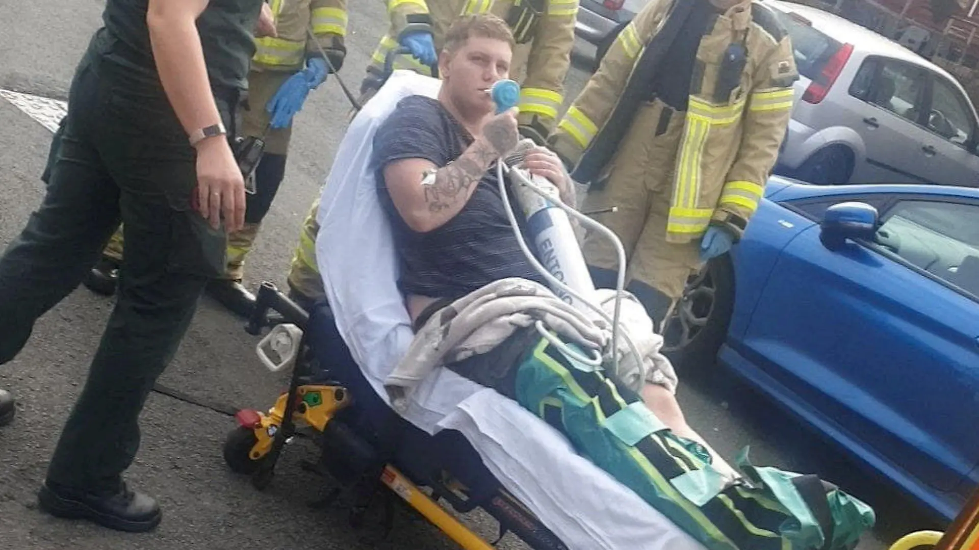 SONDERKONDITIONEN: Satzpreis!
Das bisschen Haushalt: Nathan Marsh aus Rhondda bricht sich beim Sturz über den Staubsauger das Bein --
Bethan Lewis Watling, 24, found her partner, Nathan Marsh, 26, at the bottom of the stairs after he took a tumble while ?reluctantly? vacuuming upstairs in August 2021. See SWNS story SWFThoover. A hapless fiancé broke two bones in his leg after tripping over the hoover and falling the down the stairs - when his partner asked him to help ?for the first time? with the housework. Bethan Lewis Watling, 24, found her partner, Nathan Marsh, 26, at the bottom of the stairs after he took a tumble while ?reluctantly? vacuuming upstairs in August 2021. The college student didn?t believe he was really injured and thought he was trying to ?get out of the cleaning? when she heard his calls for help. Bethan quickly realised Nathan was in a lot of pain and unable to walk on his right leg - so she called for an ambulance. / action press