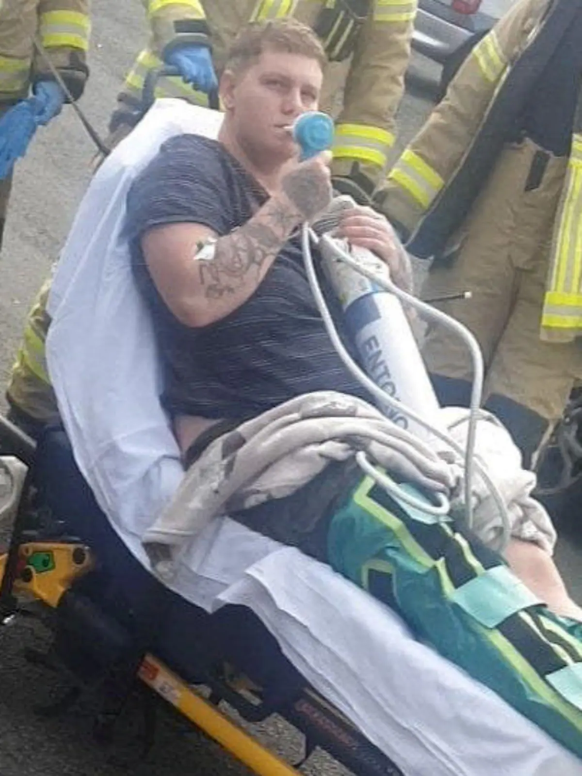 SONDERKONDITIONEN: Satzpreis!
Das bisschen Haushalt: Nathan Marsh aus Rhondda bricht sich beim Sturz über den Staubsauger das Bein  --  

Bethan Lewis Watling, 24, found her partner, Nathan Marsh, 26, at the bottom of the stairs after he took a tumble while ?reluctantly? vacuuming upstairs in August 2021. See SWNS story SWFThoover. A hapless fiancé broke two bones in his leg after tripping over the hoover and falling the down the stairs - when his partner asked him to help ?for the first time? with the housework.  Bethan Lewis Watling, 24, found her partner, Nathan Marsh, 26, at the bottom of the stairs after he took a tumble while ?reluctantly? vacuuming upstairs in August 2021.  The college student didn?t believe he was really injured and thought he was trying to ?get out of the cleaning? when she heard his calls for help.   Bethan quickly realised Nathan was in a lot of pain and unable to walk on his right leg - so she called for an ambulance.     / action press