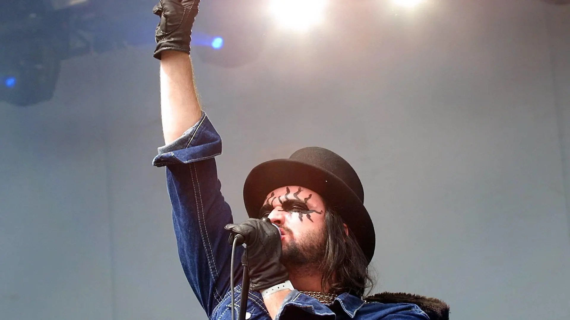 Bildnummer: 50353616 Datum: 22.06.2003 Copyright: imago/Melle Haas
Sänger Hank Van Helvete (NOR/Turbonegro) während eines Konzerts auf dem Hurricane Festival in Scheeßel, Personen; 2003, Scheeßel, Festivals, open air, Konzerte, Musiker, Hardrock, Gothic, Hans Erik Dyvik Husby, Hanky, Gestik, Siegerpose; , quer, Kbdig, Einzelbild, close, Musik, Kunst, Deutschland, Aktion, People