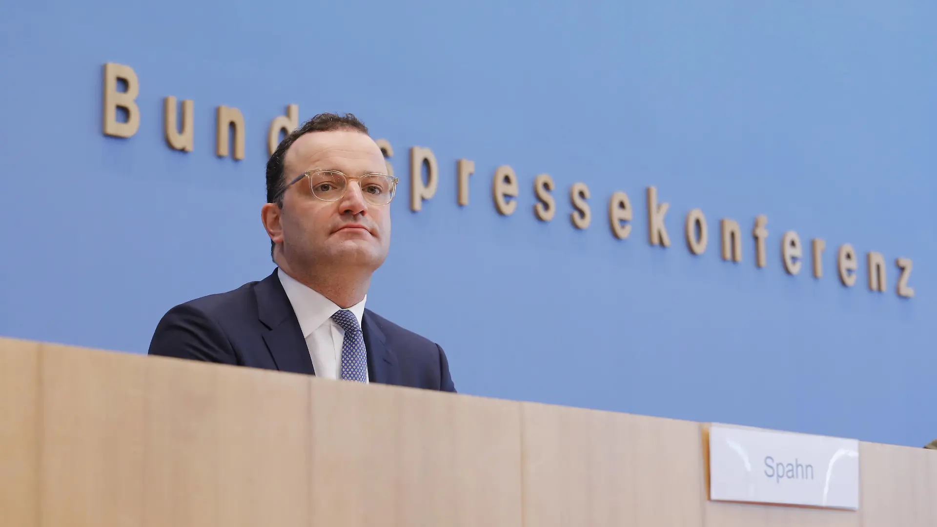 Geschäftsführender Bundesminister für Gesundheit Jens Spahn, Deutschland, Berlin, Bundespressekonferenz, Thema: mpfen mit Moderna und BioNTech *** Executive Federal Minister of Health Jens Spahn, Germany, Berlin, Federal Press Conference, Topic mpfen with Moderna and BioNTech