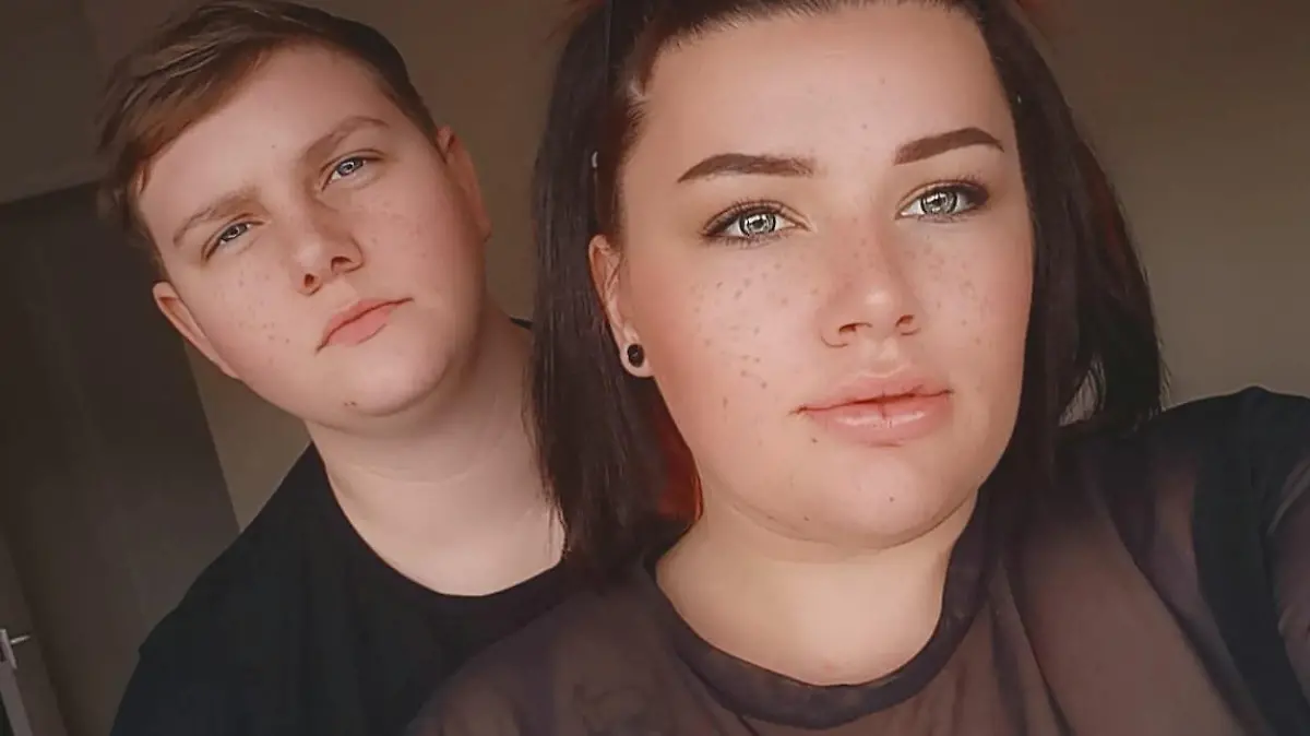 SONDERKONDITIONEN: Satzpreis!
Das bisschen Haushalt: Nathan Marsh aus Rhondda bricht sich beim Sturz über den Staubsauger das Bein  --  

Bethan Lewis Watling, 24, found her partner, Nathan Marsh, 26, at the bottom of the stairs after he took a tumble while ?reluctantly? vacuuming upstairs in August 2021. See SWNS story SWFThoover. A hapless fiancé broke two bones in his leg after tripping over the hoover and falling the down the stairs - when his partner asked him to help ?for the first time? with the housework.  Bethan Lewis Watling, 24, found her partner, Nathan Marsh, 26, at the bottom of the stairs after he took a tumble while ?reluctantly? vacuuming upstairs in August 2021.  The college student didn?t believe he was really injured and thought he was trying to ?get out of the cleaning? when she heard his calls for help.   Bethan quickly realised Nathan was in a lot of pain and unable to walk on his right leg - so she called for an ambulance.     / action press