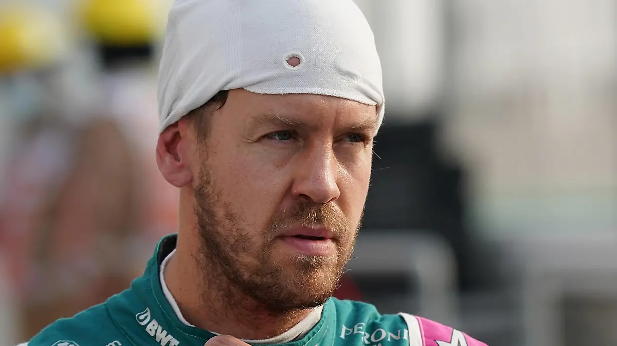 Motorsport: Formel-1-Weltmeisterschaft, 3. Freies Training, Grand Prix von Katar. Sebastian Vettel aus Deutschland vom Team Aston Martin geht die Boxengasse entlang.