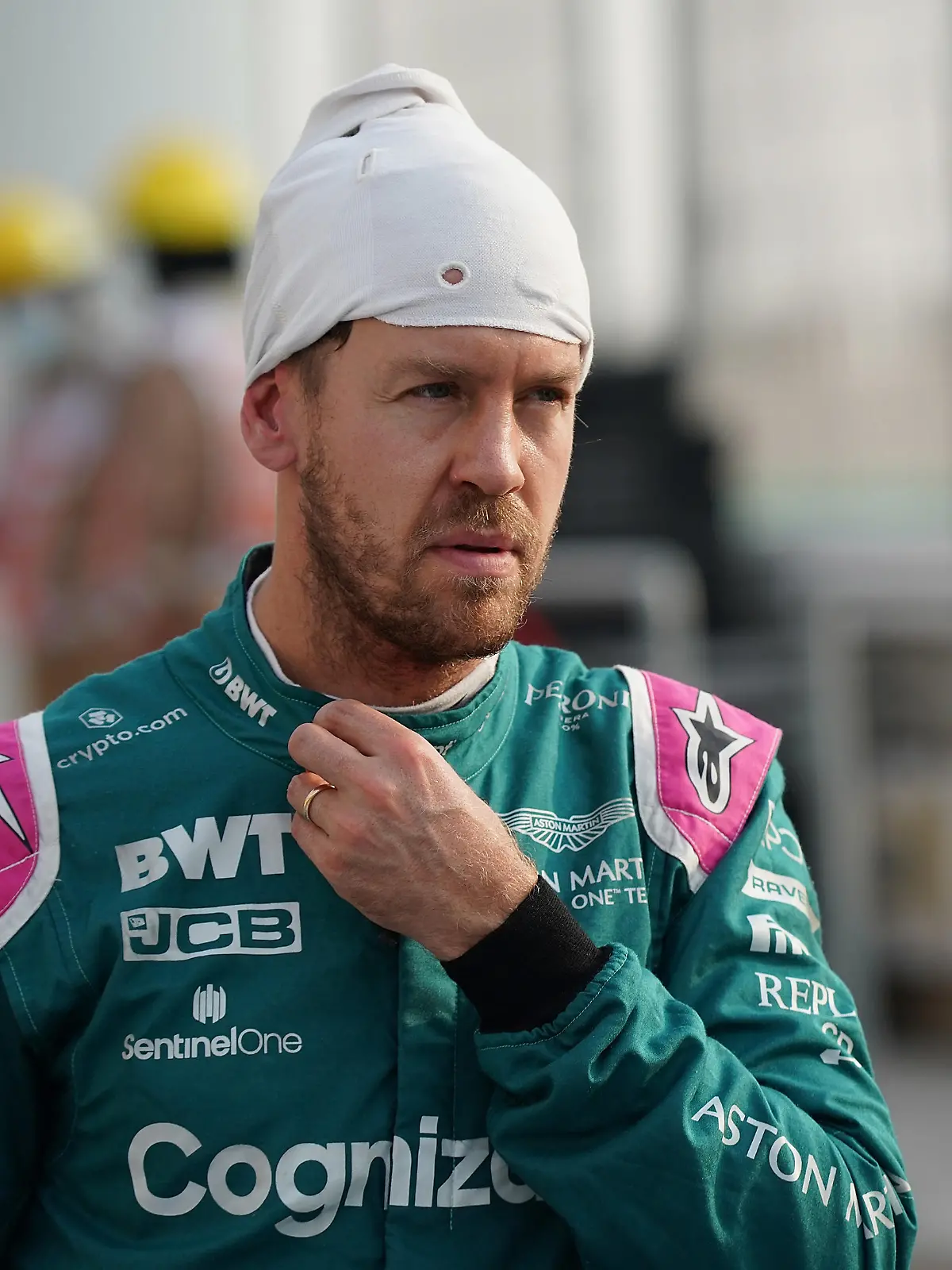 Motorsport: Formel-1-Weltmeisterschaft, 3. Freies Training, Grand Prix von Katar. Sebastian Vettel aus Deutschland vom Team Aston Martin geht die Boxengasse entlang.