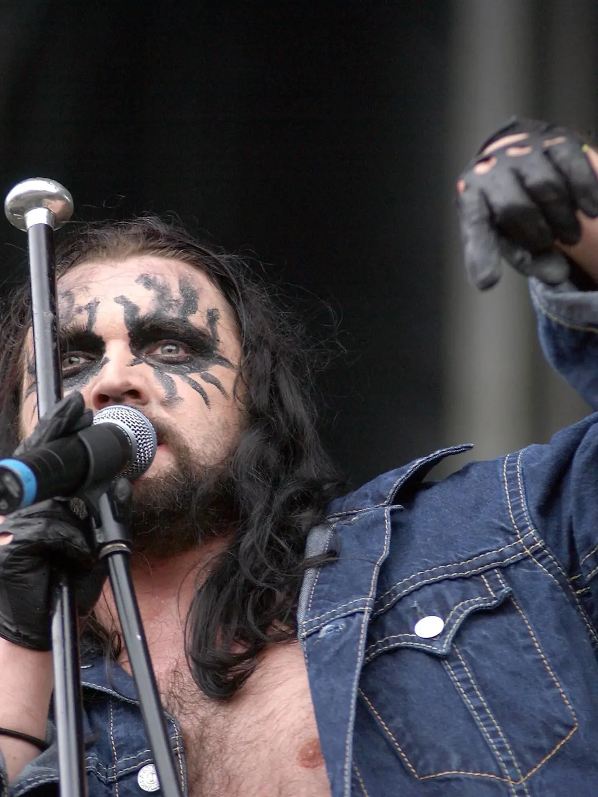 Bildnummer: 50498136  Datum: 02.07.2004  Copyright: imago/Russel Price
Sänger Hank Van Helvete (NOR/Turbonegro) anlässlich eines Konzertes beim With Full Force Festival, Personen; 2004, Roitzschjora, Musiker, Konzert, Konzerte, Festivals, Open Air, WFF, WFFF, Hardrock, Punkrock, Punk, Rock, Hans Erik Dyvik Husby, Hanky; , quer, Kbdig, Einzelbild, close, Musik, Kunst, Deutschland, Aktion, People