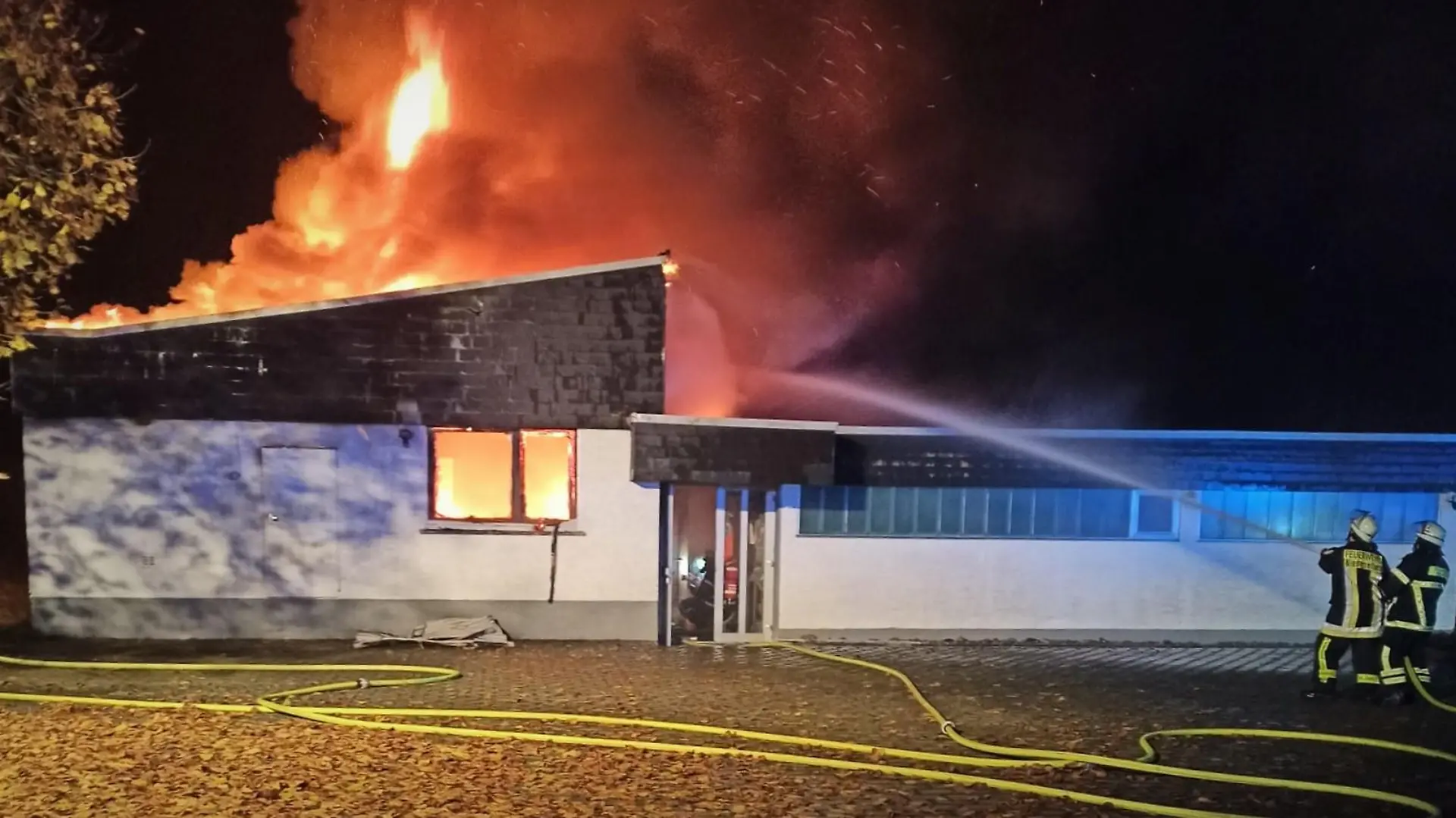 Alarm in der Nacht: Die Feuerwehrleute im Einsatz.