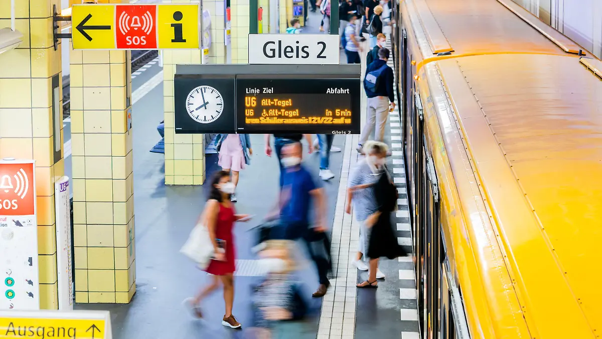 ARCHIV - 13.08.2021, Berlin: Fahrgäste steigen am Morgen am U-Bahnhof Friedrichstraße ein und aus. (Aufnahme mit langer Belichtungszeit) (zu dpa: Dicke Brocken bei Koalitionsverhandlungen: Klimaschutz und Verkehr) Foto: Christoph Soeder/dpa +++ dpa-Bildfunk +++