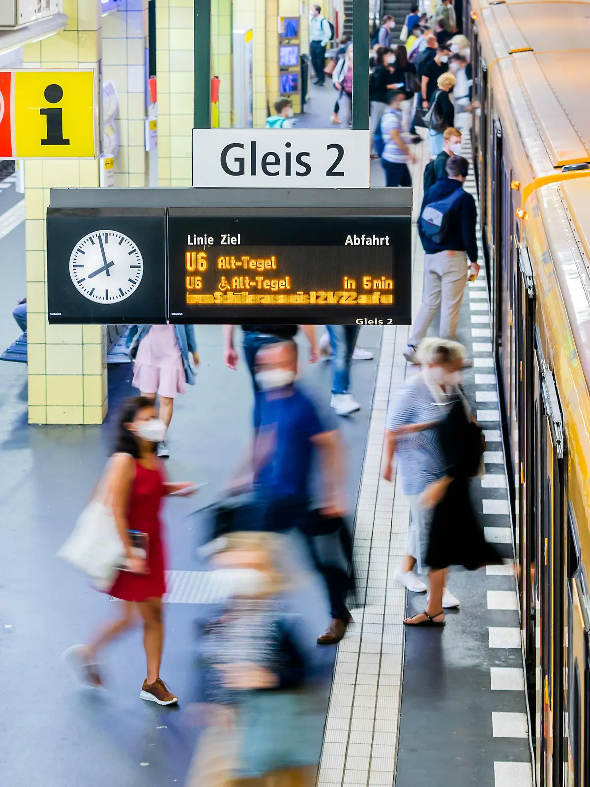 ARCHIV - 13.08.2021, Berlin: Fahrgäste steigen am Morgen am U-Bahnhof Friedrichstraße ein und aus. (Aufnahme mit langer Belichtungszeit) (zu dpa: Dicke Brocken bei Koalitionsverhandlungen: Klimaschutz und Verkehr) Foto: Christoph Soeder/dpa +++ dpa-Bildfunk +++