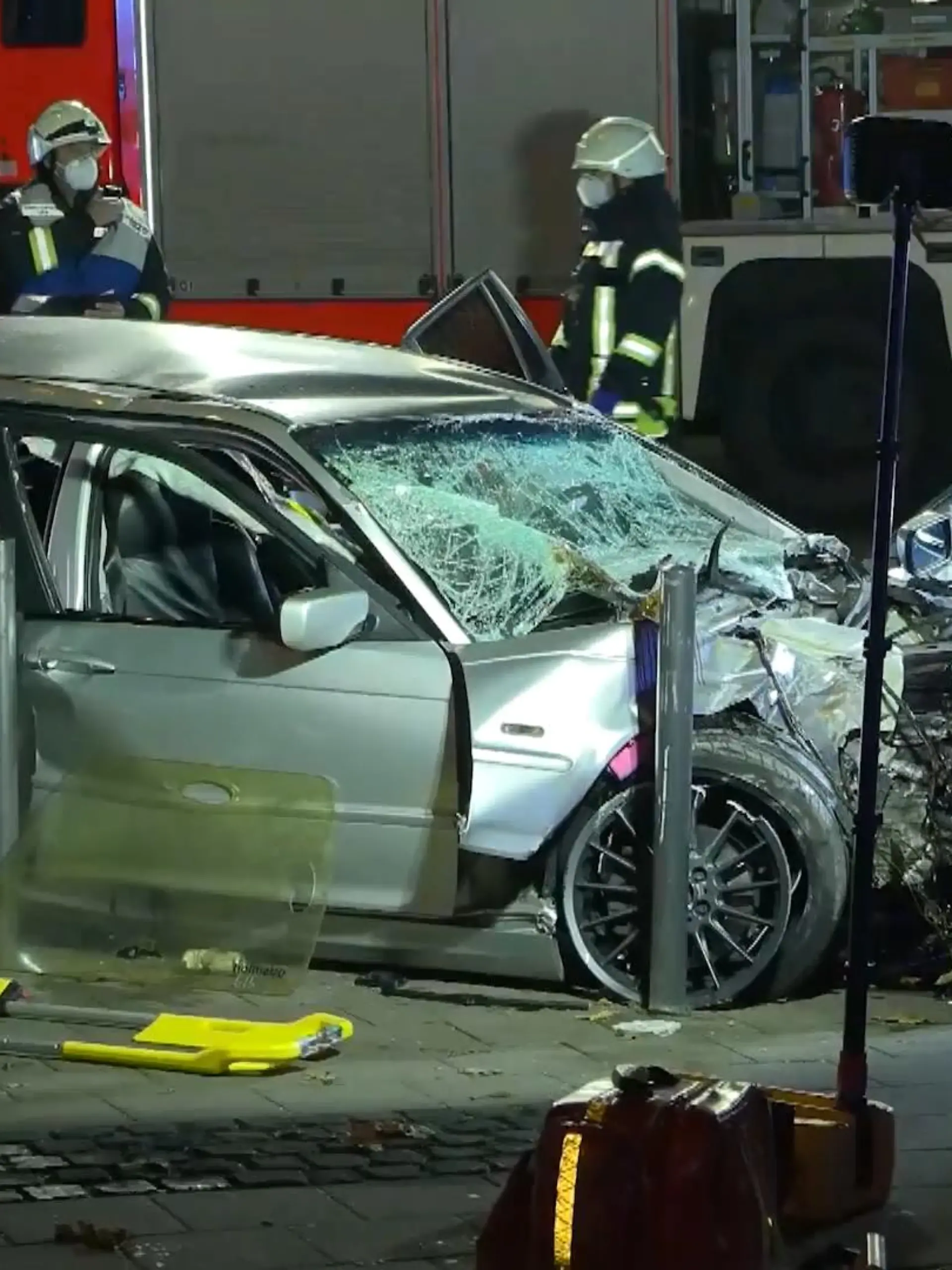 Beim Zusammenprall eines Autos mit einem Linienbus in Köln sind sieben Menschen verletzt worden, zwei davon lebensgefährlich. Laut Polizei war der Wagen am Freitagabend im Stadtteil Buchforst in den Gegenverkehr geraten und frontal in den Bus gekracht.