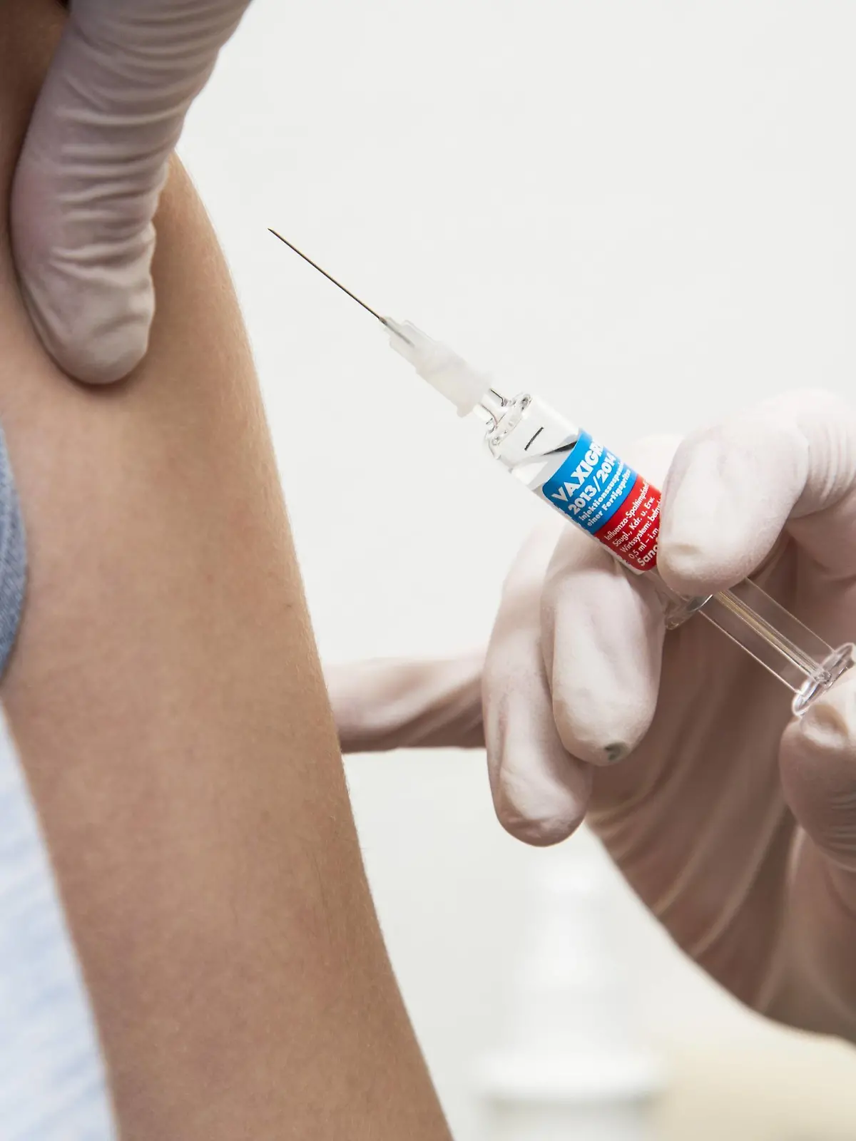  Arztpraxis, junge Frau bekommt eine Grippeschutz Impfung, Vaxigrip