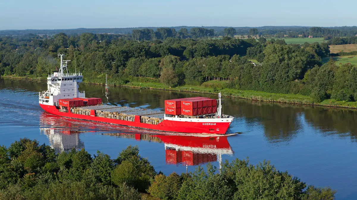 Containerschiff im Nord-Ostsee-Kanal bei Schafstedt, Schleswig-Holstein, Deutschland, Europa