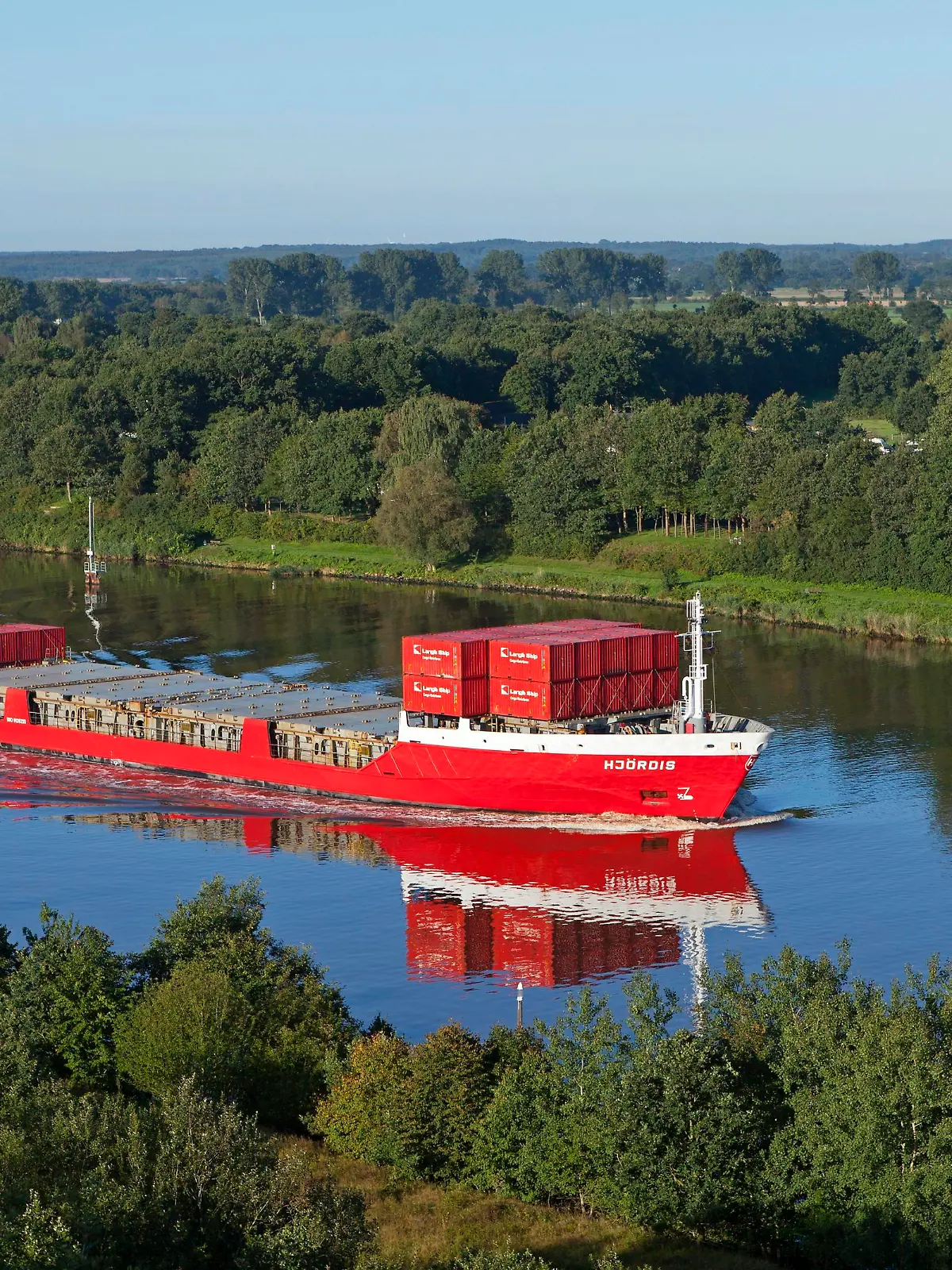 Containerschiff im Nord-Ostsee-Kanal bei Schafstedt, Schleswig-Holstein, Deutschland, Europa