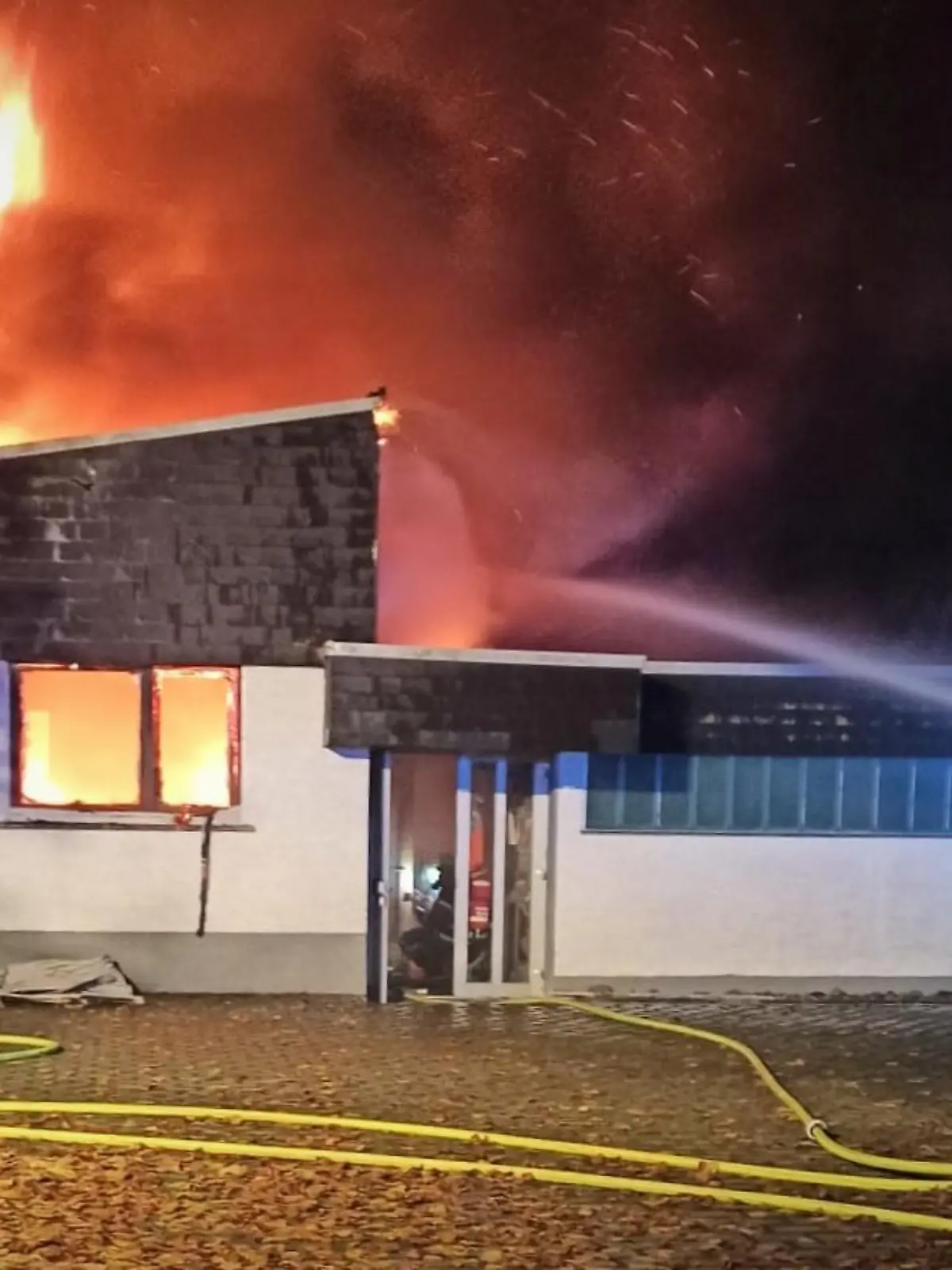 Alarm in der Nacht: Die Feuerwehrleute in Neuselters im Einsatz.