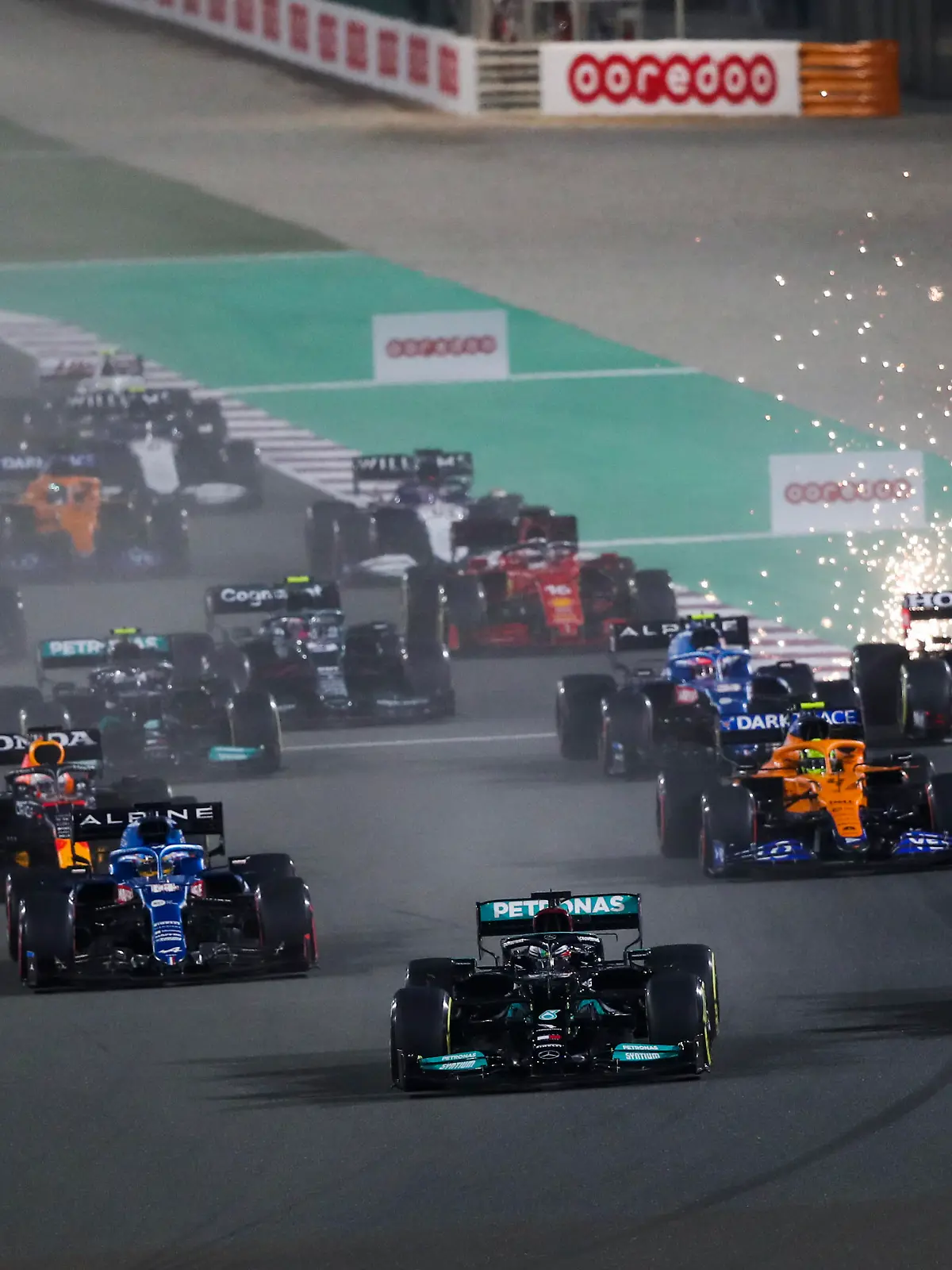Start of the race, 44 HAMILTON Lewis (gbr), Mercedes AMG F1 GP W12 E Performance, 10 GASLY Pierre (fra), Scuderia AlphaTauri Honda AT02, action during the Formula 1 Ooredoo Qatar Grand Prix 2021, 20th round of the 2021 FIA Formula One World Championship from November 19 to 21, 2021 on the Losail International Circuit, in Lusail, Qatar - Photo Florent Gooden / DPPI