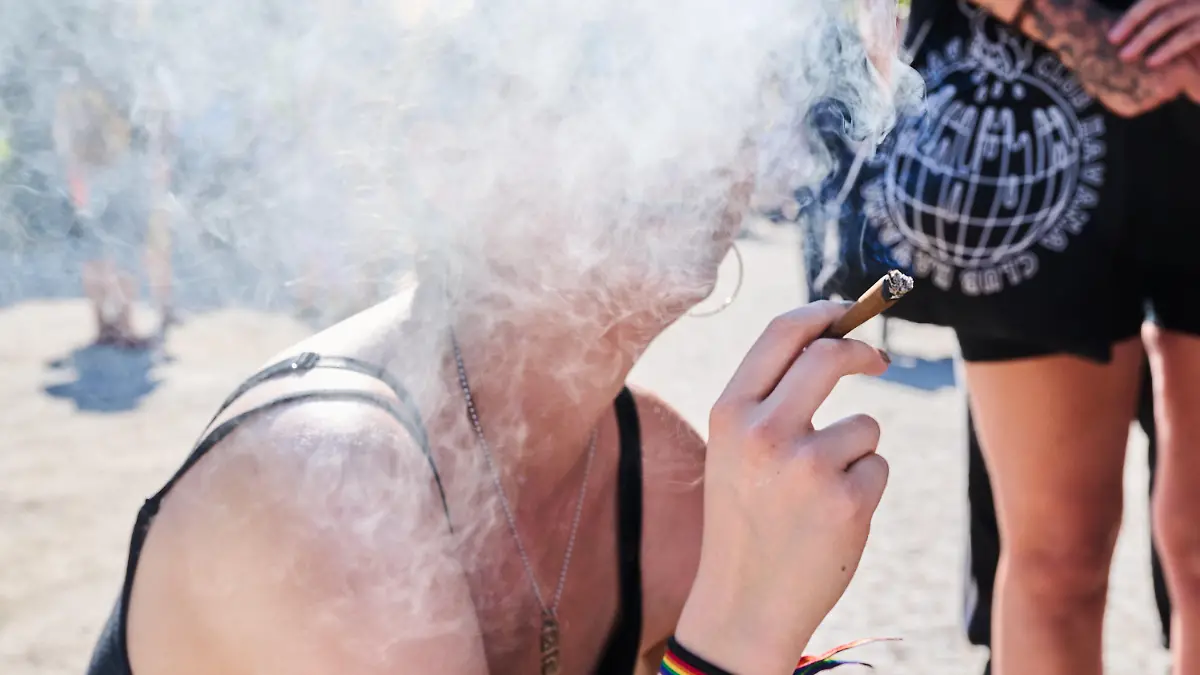 ARCHIV - 14.08.2021, Berlin: Eine Demonstrantin raucht einen Joint bei der Hanfparade. Die Hanfparade ist laut Angaben der Veranstalter die größte und traditionsreichste Demonstration für Cannabis in Deutschland. (zu dpa: Bundes-Drogenbeauftragte für Sechs-Gramm-Grenze bei Cannabis) Foto: Annette Riedl/dpa +++ dpa-Bildfunk +++