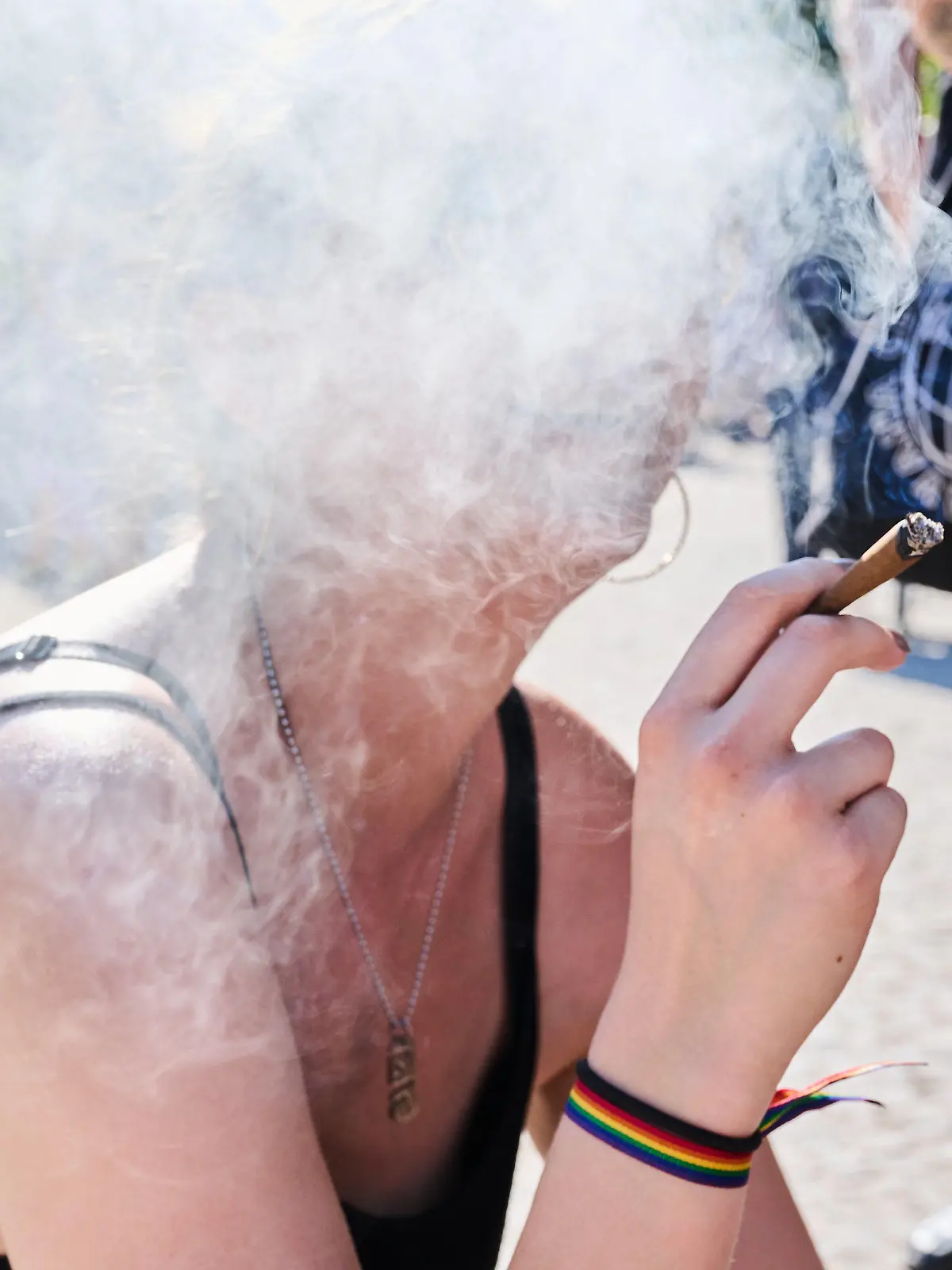 ARCHIV - 14.08.2021, Berlin: Eine Demonstrantin raucht einen Joint bei der Hanfparade. Die Hanfparade ist laut Angaben der Veranstalter die größte und traditionsreichste Demonstration für Cannabis in Deutschland. (zu dpa: Bundes-Drogenbeauftragte für Sechs-Gramm-Grenze bei Cannabis) Foto: Annette Riedl/dpa +++ dpa-Bildfunk +++