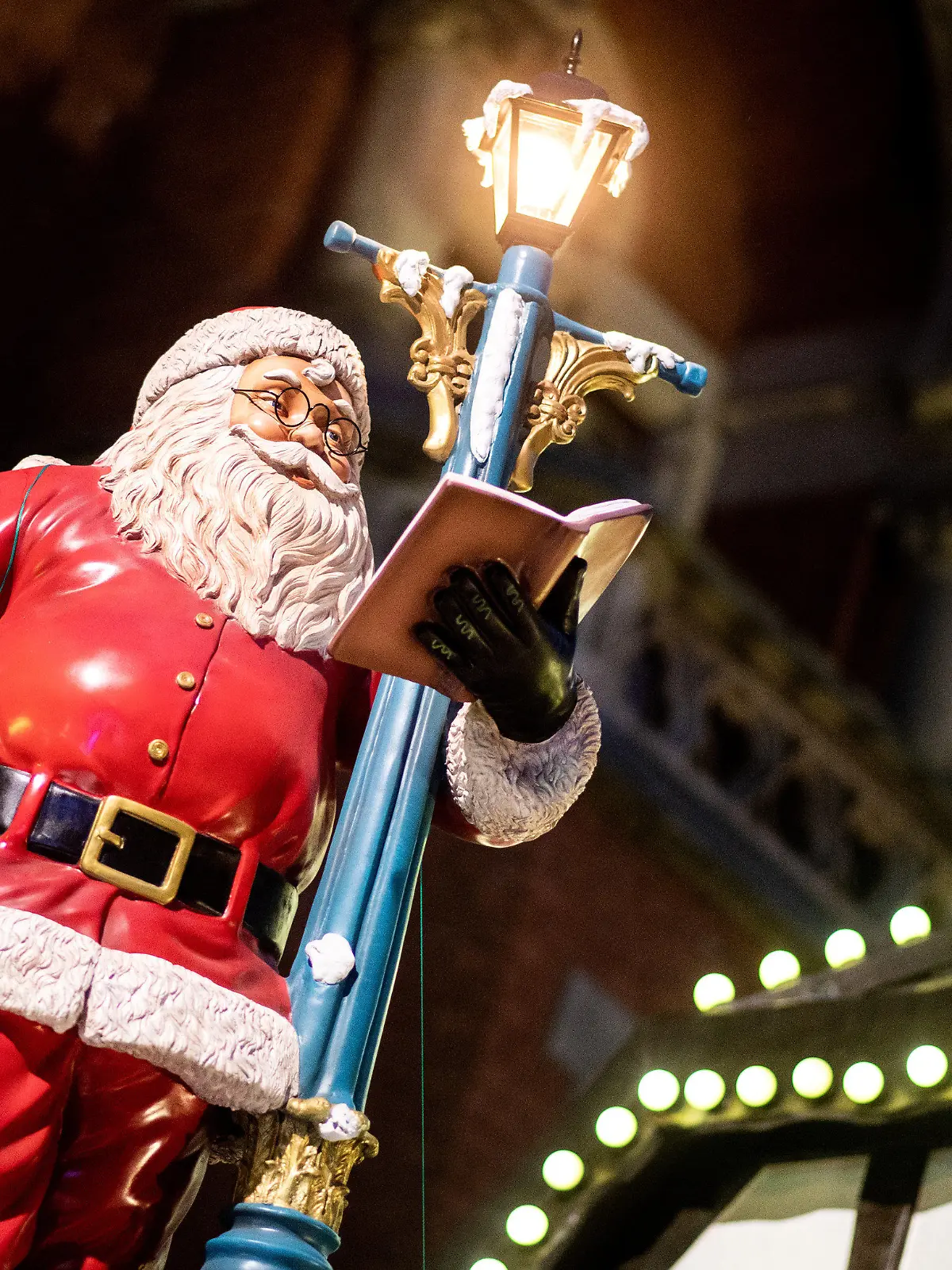 16.11.2021, Niedersachsen, Oldenburg: Eine Weihnachtsmann an einer Laterne steht als Dekoration auf einem Marktstand auf dem Lamberti-Markt in der Innenstadt. Der Weihnachtsmarkt in der Innenstadt wird am 16.11.2021 eröffnet, es gilt eine 3G-Pflicht. Auf dem Oldenburger Lamberti-Markt kommen deshalb Bändchen zum Einsatz, die die Gäste berechtigen, Speisen und Getränke zu kaufen. Foto: Hauke-Christian Dittrich/dpa +++ dpa-Bildfunk +++