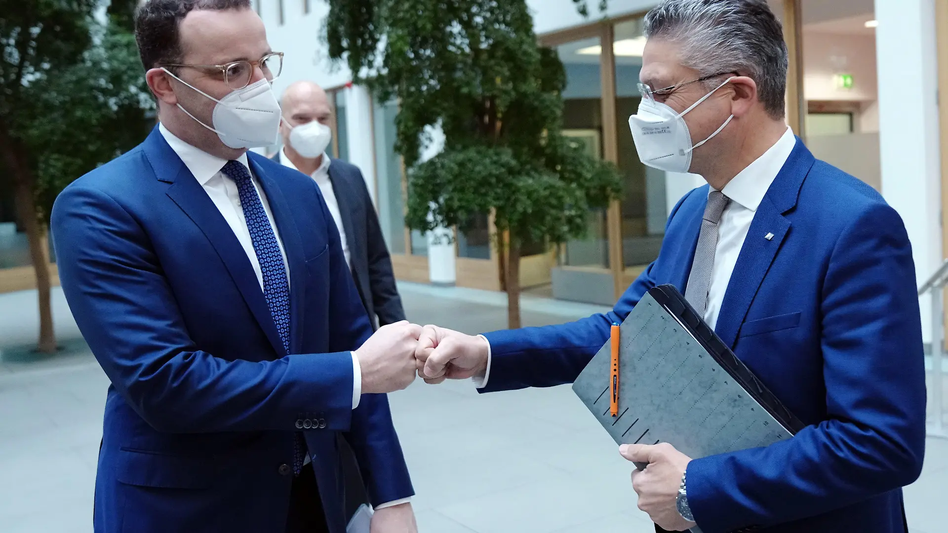 19.11.2021, Berlin: Jens Spahn (l, CDU), geschäftsführender Bundesminister für Gesundheit, und Lothar H. Wieler, Präsident des Robert-Koch-Instituts (RKI), kommen zur Pressekonferenz zur Corona-Pandemie. Foto: Kay Nietfeld/dpa +++ dpa-Bildfunk +++