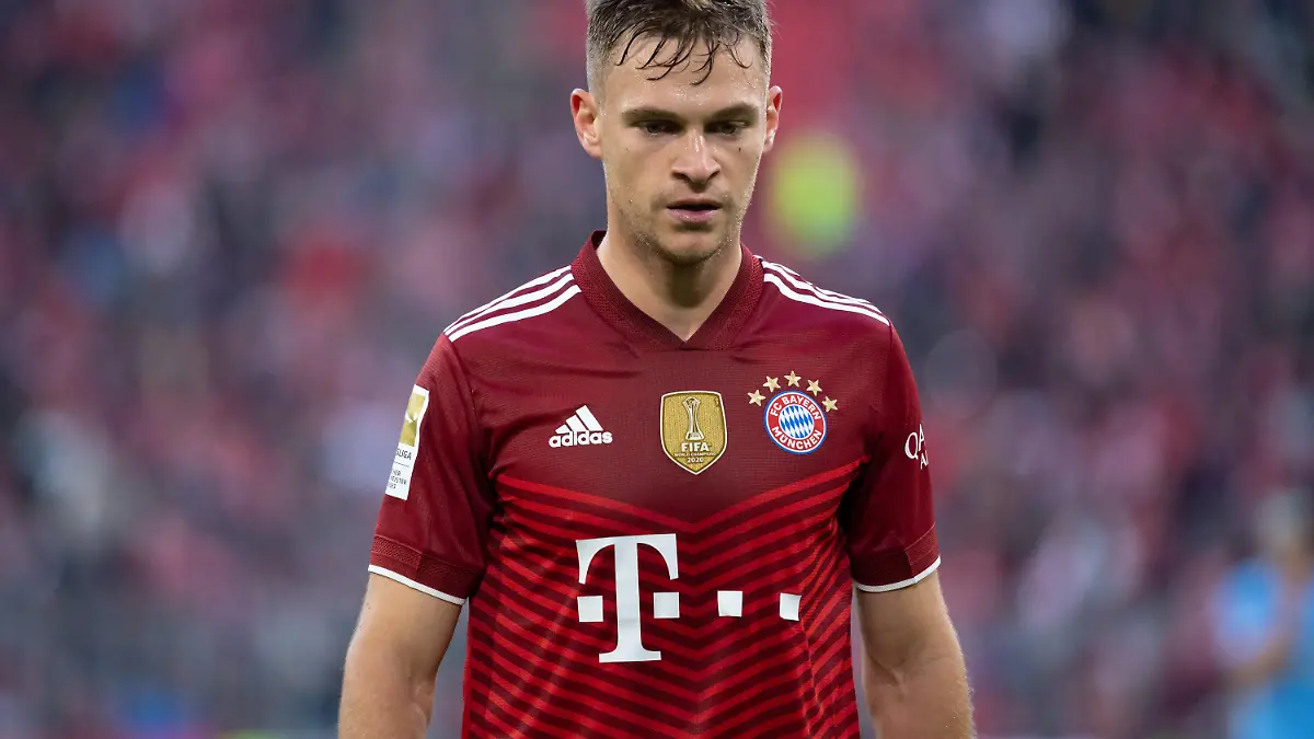 ARCHIV - 06.11.2021, Bayern, München: Fußball: Bundesliga, Bayern München - SC Freiburg, 11. Spieltag in der Allianz Arena. Joshua Kimmich von München in Aktion. (zu dpa «Kimmich droht nun Ausfall beim FC Bayern wegen Corona-Verdachtsperson») Foto: Sven Hoppe/dpa - WICHTIGER HINWEIS: Gemäß den Vorgaben der DFL Deutsche Fußball Liga bzw. des DFB Deutscher Fußball-Bund ist es untersagt, in dem Stadion und/oder vom Spiel angefertigte Fotoaufnahmen in Form von Sequenzbildern und/oder videoähnlichen Fotostrecken zu verwerten bzw. verwerten zu lassen. +++ dpa-Bildfunk +++