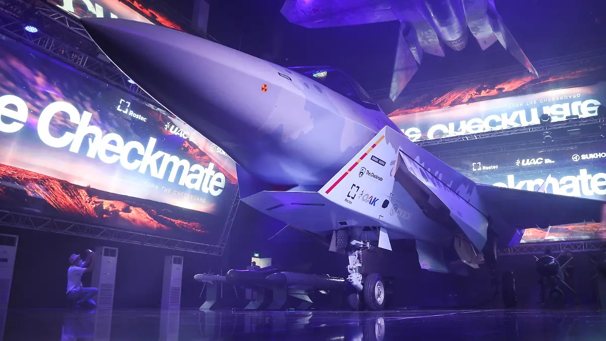 DUBAI, UNITED ARAB EMIRATES - NOVEMBER 14, 2021: A Sukhoi Su-75 Checkmate fighter jet is on display at the 2021 Dubai Airshow. Held on November 14-18, 2021, Dubai Airshow is a major biennial aerospace event with Russia participating since 1993. Marina Lystseva/TASS PUBLICATIONxINxGERxAUTxONLY TS117E15 