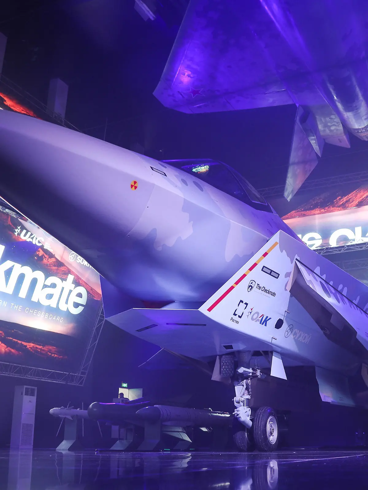 DUBAI, UNITED ARAB EMIRATES - NOVEMBER 14, 2021: A Sukhoi Su-75 Checkmate fighter jet is on display at the 2021 Dubai Airshow. Held on November 14-18, 2021, Dubai Airshow is a major biennial aerospace event with Russia participating since 1993. Marina Lystseva/TASS PUBLICATIONxINxGERxAUTxONLY TS117E15 