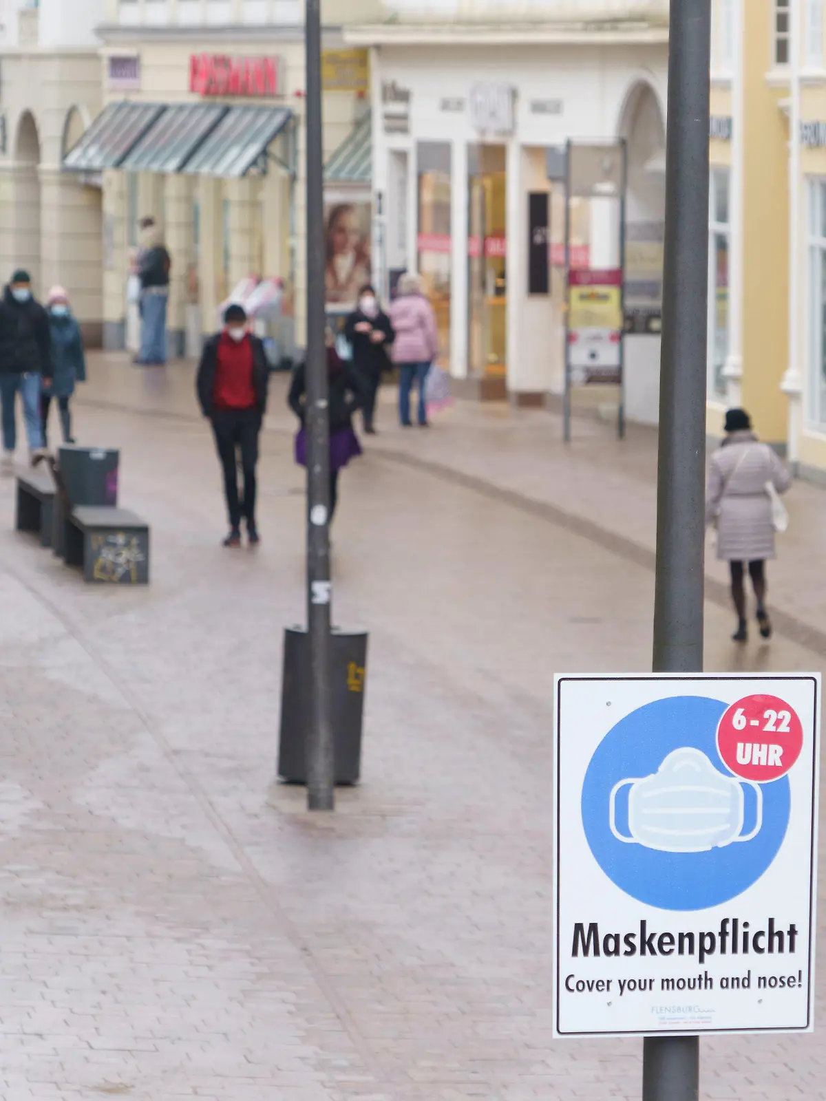 Flensburger Innenstadt Hochinzidenzgebiet Fußgängerzone mit Maskenpflicht Flensburg hat nächtliche Ausgangssperre angeordnet -Flensburger Innenstadt Hochinzidenzgebiet Fußgängerzone mit Maskenpflicht Flensburg hat nächtliche Ausgangssperre angeordnet -, Flensburg Schleswig-Holstein Deutschland Innenstadt *** Flensburg city center high incidence area pedestrian zone with mask obligation Flensburg has ordered night curfew Flensburg city center high incidence area pedestrian zone with mask obligation Flensburg has ordered night curfew , Flensburg Schleswig Holstein Germany city center
