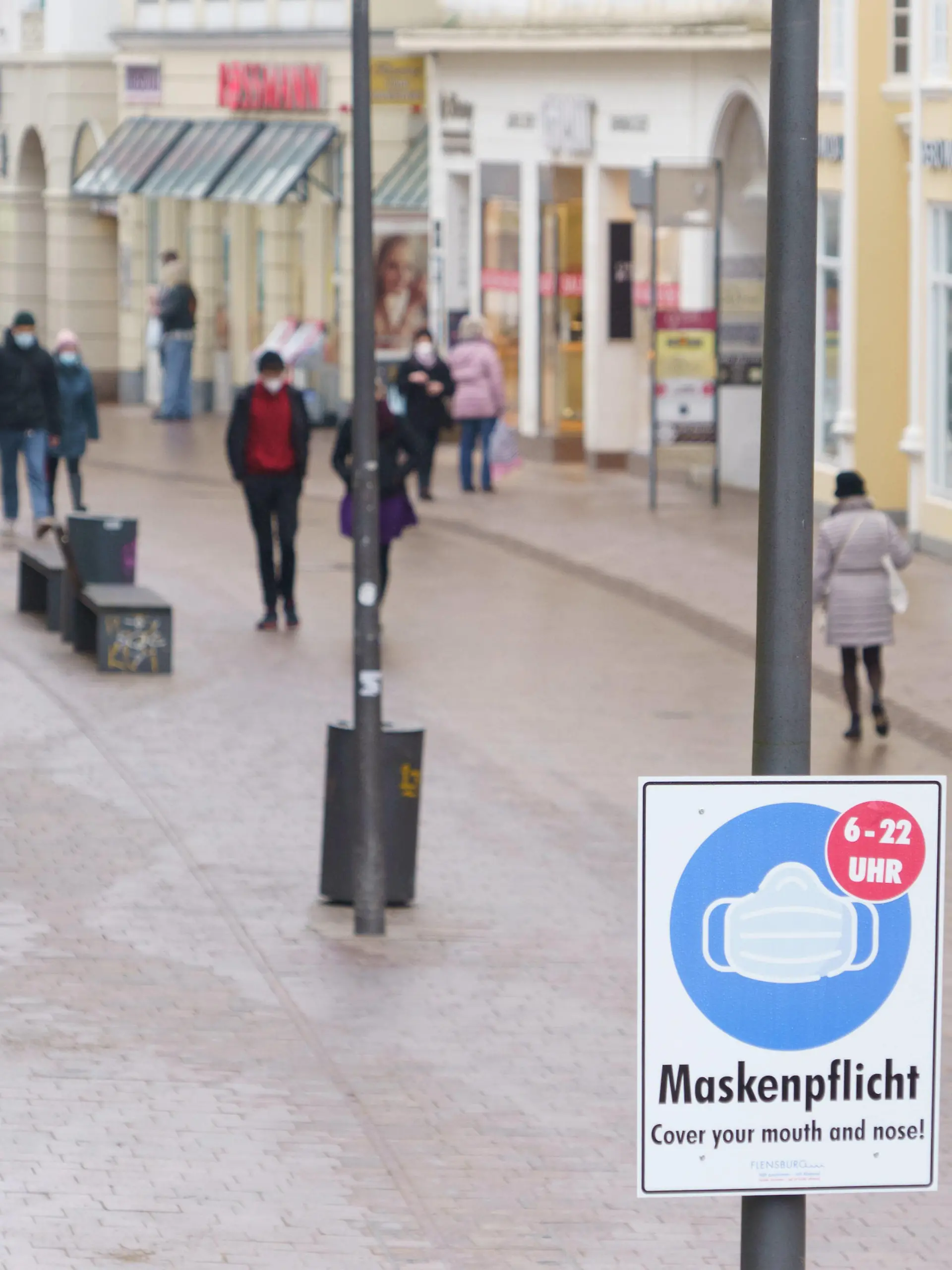  Flensburger Innenstadt Hochinzidenzgebiet Fußgängerzone mit Maskenpflicht Flensburg hat nächtliche Ausgangssperre angeordnet -Flensburger Innenstadt Hochinzidenzgebiet Fußgängerzone mit Maskenpflicht Flensburg hat nächtliche Ausgangssperre angeordnet -, Flensburg Schleswig-Holstein Deutschland Innenstadt *** Flensburg city center high incidence area pedestrian zone with mask obligation Flensburg has ordered night curfew Flensburg city center high incidence area pedestrian zone with mask obligation Flensburg has ordered night curfew , Flensburg Schleswig Holstein Germany city center