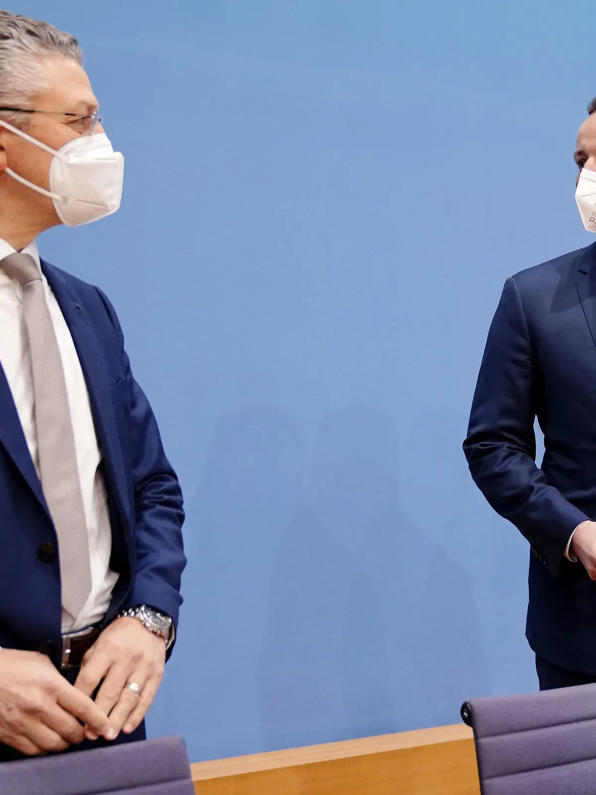 19.11.2021, Berlin: Jens Spahn (r, CDU), geschäftsführender Bundesminister für Gesundheit, und Lothar H. Wieler, (l) Präsident des Robert-Koch-Instituts (RKI), geben eine Pressekonferenz zur Corona-Pandemie. Foto: Kay Nietfeld/dpa +++ dpa-Bildfunk +++