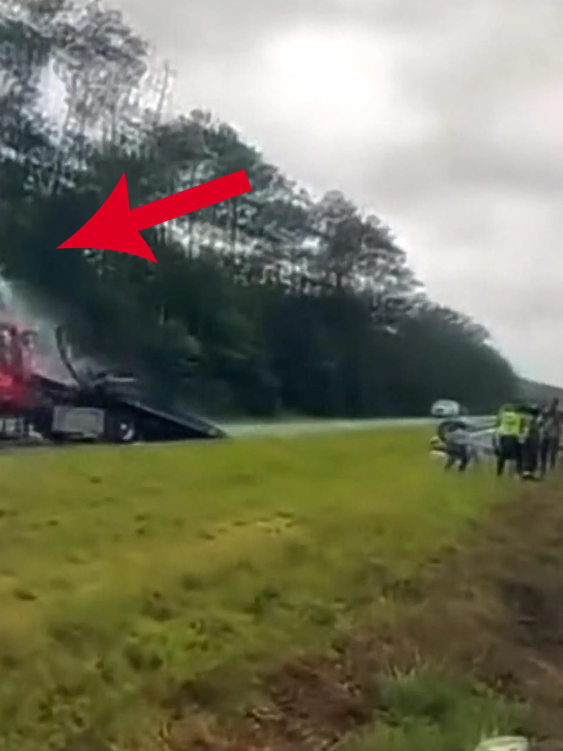 Im US-Bundesstaat Georgia hat die Dashcam eines Polizisten einen spektakulären Unfall aufgenommen. Eine Autofahrerin konnte einem Abschleppwagen nicht mehr rechtzeitig ausweichen und raste direkt auf ihn zu. Die Frau hat den spektakulären Stunt glücklicherweise überlebt.