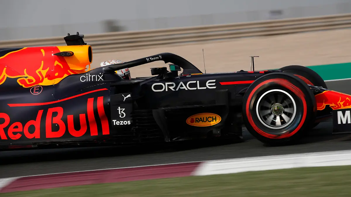  Formula 1 2021: Qatar GP LOSAIL INTERNATIONAL CIRCUIT, QATAR - NOVEMBER 19: Max Verstappen, Red Bull Racing RB16B during the Qatar GP at Losail International Circuit on Friday November 19, 2021 in Losail, Qatar. Photo by Zak Mauger / LAT Images Images PUBLICATIONxINxGERxSUIxAUTxHUNxONLY GP2120_120535_54I7806