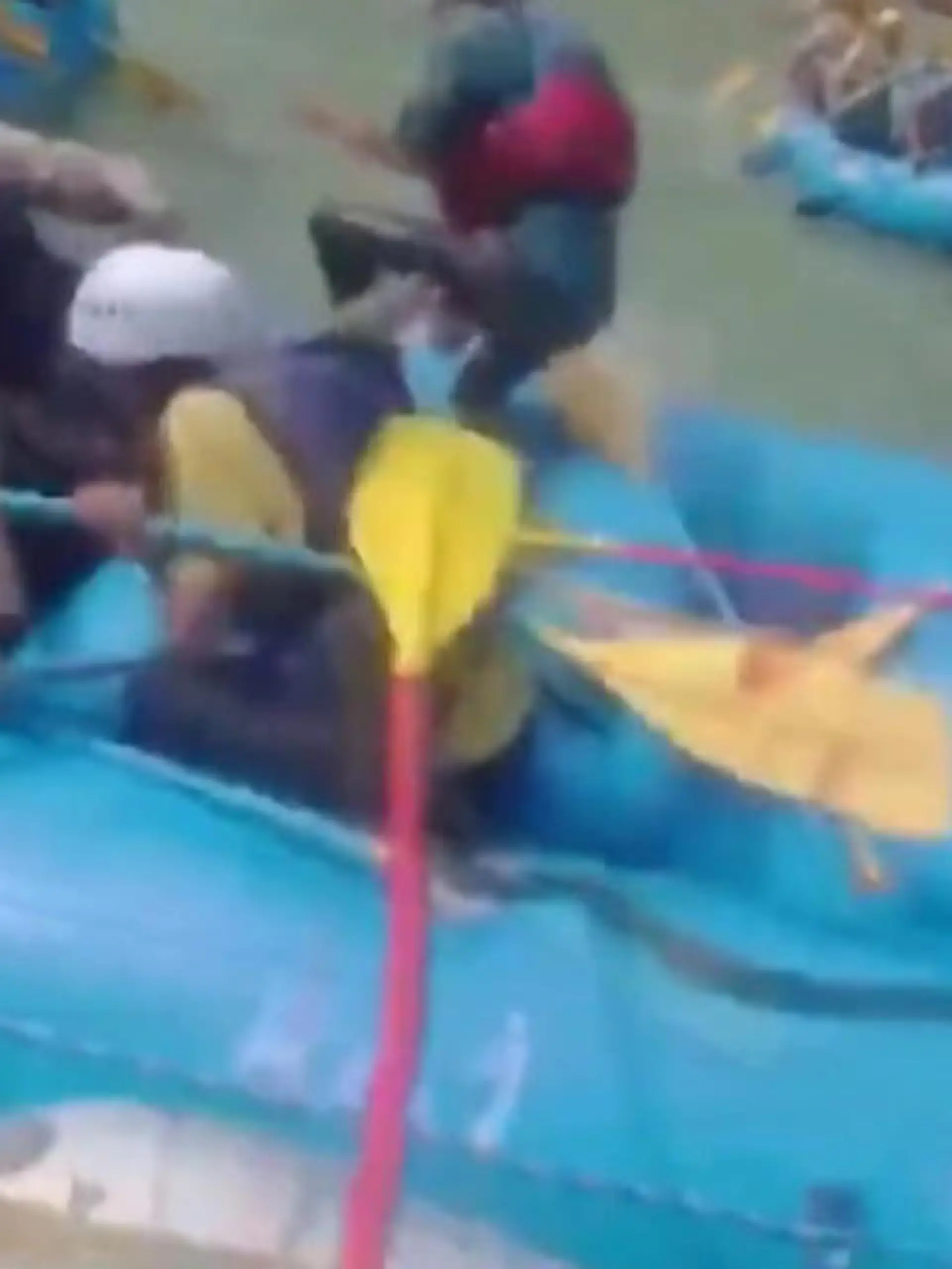 Touristen Prügeln wild aufeinander ein. Einige springen sogar vom Boot, um sich vor Schlägen zu schützen. Auf dem indischen Fluss Ganges wurden die Paddel der Rafting Boote kurzerhand zur Schlagwaffe umfunktioniert. Mit heftigen Hieben kam es zum Schlagabtausch mitten auf dem Wasser. Gegen Ende der Aufnahmen scheint sich die Lage dann wieder etwas zu beruhigen. Was zu dieser Prügel-Attacke geführt hat, ist bisher noch nicht bekannt. Die Polizei will die Prügelei jetzt genauer prüfen. Ein Glück hatten die Touristen Helme auf – sonst wäre die Aktion sicher nicht so glimpflich abgelaufen.