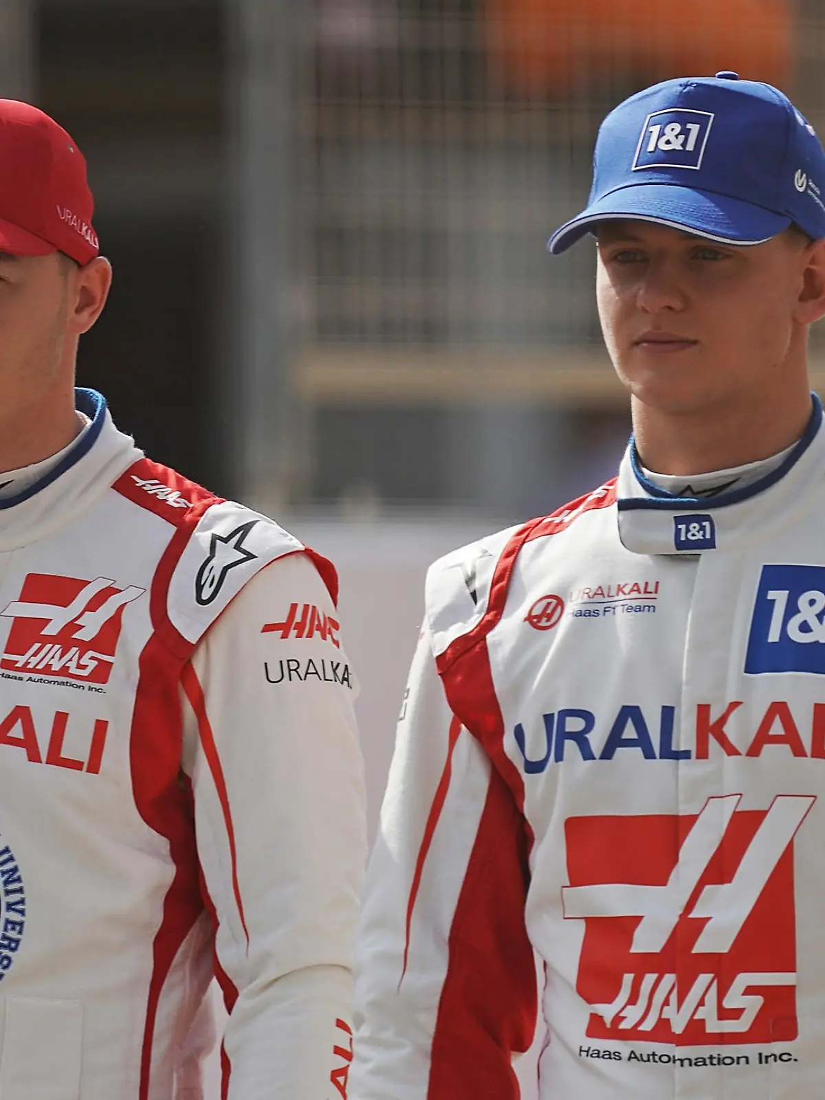 12.03.2021, Bahrain, Sakhir: Formel 1: Auftakt der Testfahrten, International Circuit von Sakhir. Mick Schumacher vom Haas F1 Team (r) und sein russsischer Teamkollege Nikita Mazepin stehen für Werbeaufnahmen für die Formel 1 bereit. Foto: Hasan Bratic/dpa +++ dpa-Bildfunk +++