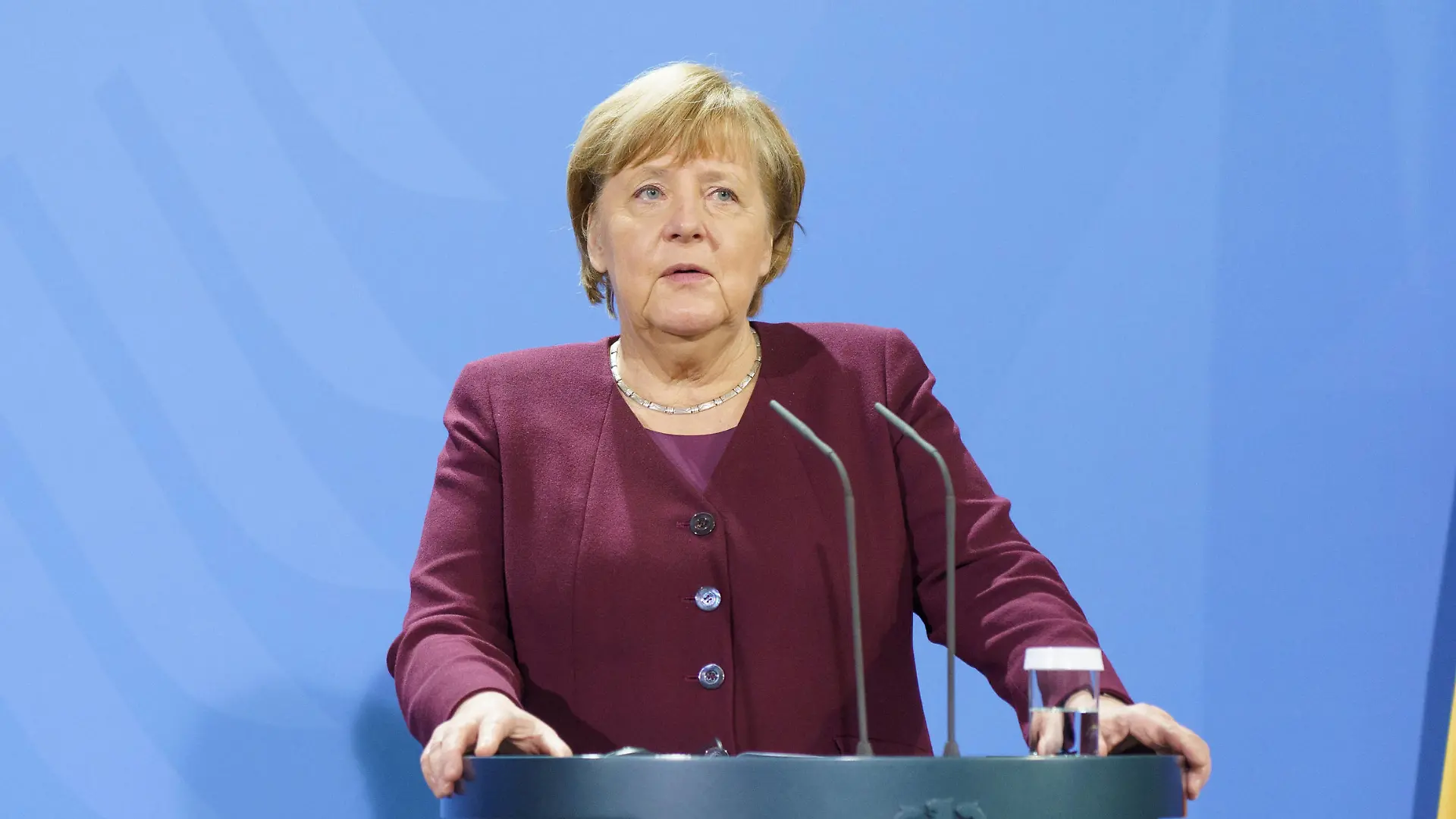  Pressestatement Bundeskanzlerin Angela Merkel und NATO-Generalsekretär Jens Stoltenberg vor einem gemeinsamen Gespräch im Bundeskanzleramt unter anderem zur Lage der Flüchtlinge an der Grenze von Polen und Belarus und zu Spannungen mit Russland wegen Truppenbewegungen im ukrainisch-russischen Grenzgebiet - Press statement Federal Chancellor Angela Merkel and NATO Secretary General Jens Stoltenberg before a joint meeting at the Federal Chancellery on the situation of refugees on the border between Poland and Belarus and on tensions with Russia due to troop movements in the Ukrainian-Russian border area Pressestatement Bundeskanzlerin Angela Merkel und NATO-Generalsekretär Jens Stoltenberg vor einem gemeinsamen Gespräch im Bundeskanz