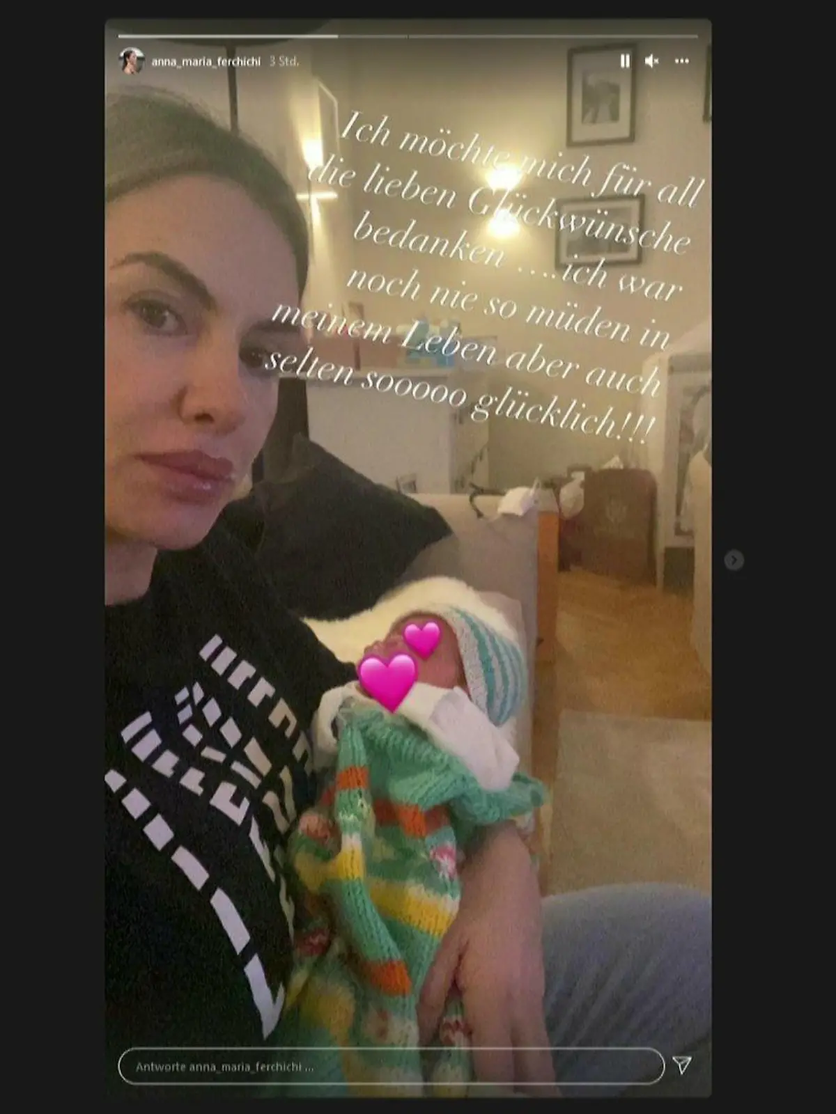 Anna-Maria Ferchichi hält stolz eines ihrer Drillingsmädchen im Arm.