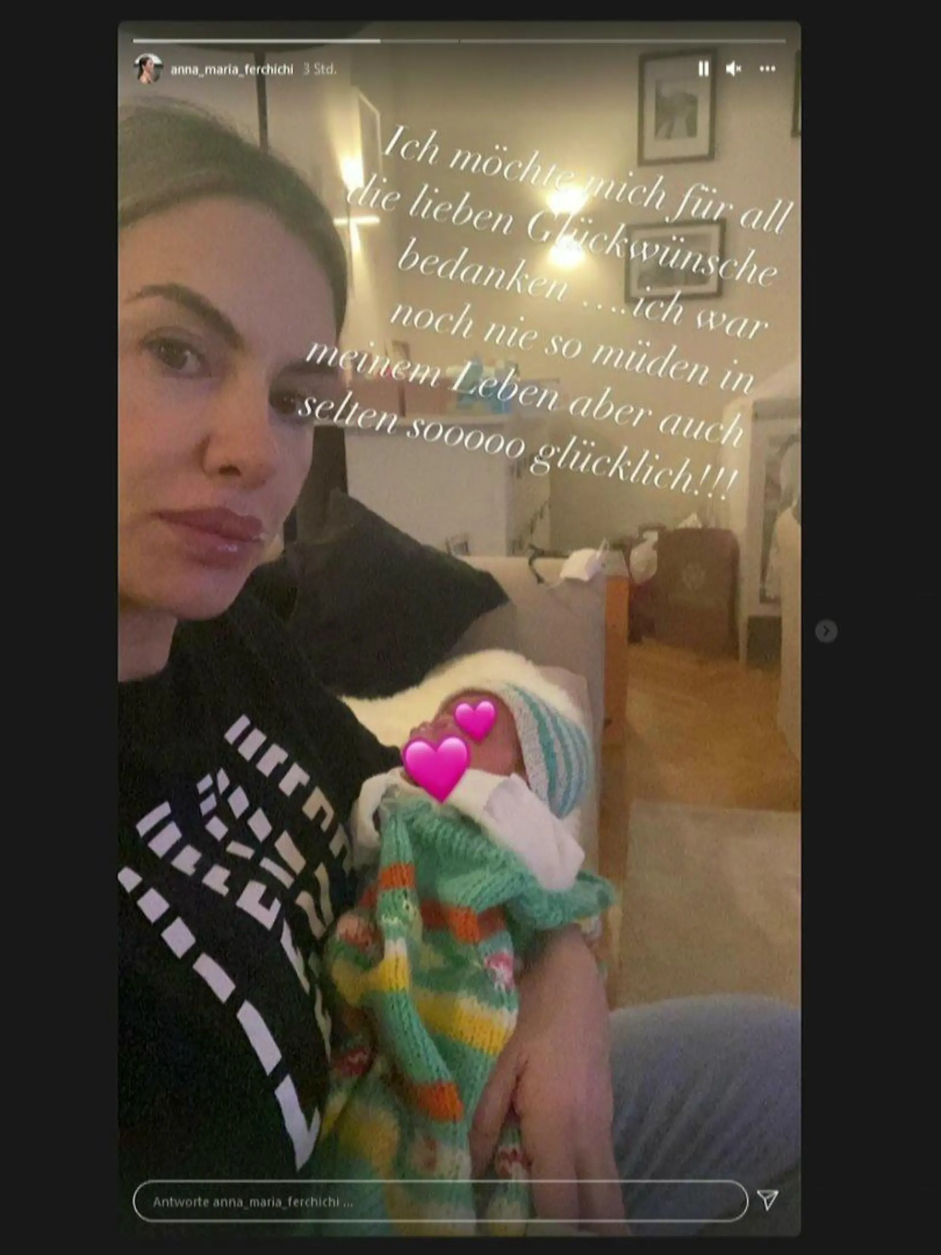 Anna-Maria Ferchichi hält stolz eines ihrer Drillingsmädchen im Arm.