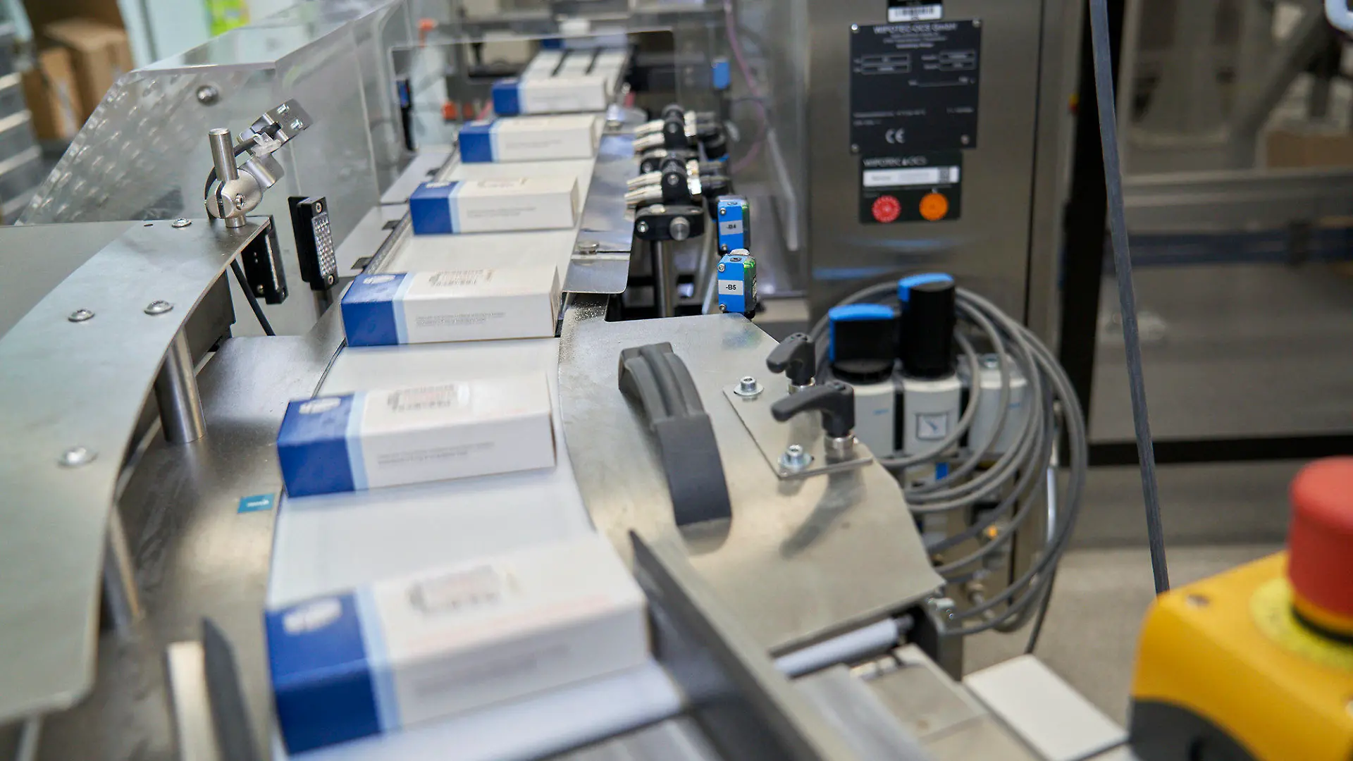 HANDOUT - 12.10.2021, Freiburg: Dieses von Pfizer via AP zur Verfügung gestellte Bild zeigt die Schachteln für die Pille gegen Covid-19. Der Arzneimittelhersteller Pfizer sagte am Dienstag, den 16. November 2021, dass er seine experimentelle Pille mit dem Namen Paxlovid zur Zulassung in den USA einreicht und damit die Voraussetzungen für eine wahrscheinliche Markteinführung in den kommenden Wochen schafft. Foto: Thomas Hansmann.Fotograf/Pfizer/dpa - ACHTUNG: Nur zur redaktionellen Verwendung im Zusammenhang mit der aktuellen Berichterstattung und nur mit vollständiger Nennung des vorstehenden Credits. Keine Verwendung nach dem 01.12. +++ dpa-Bildfunk +++