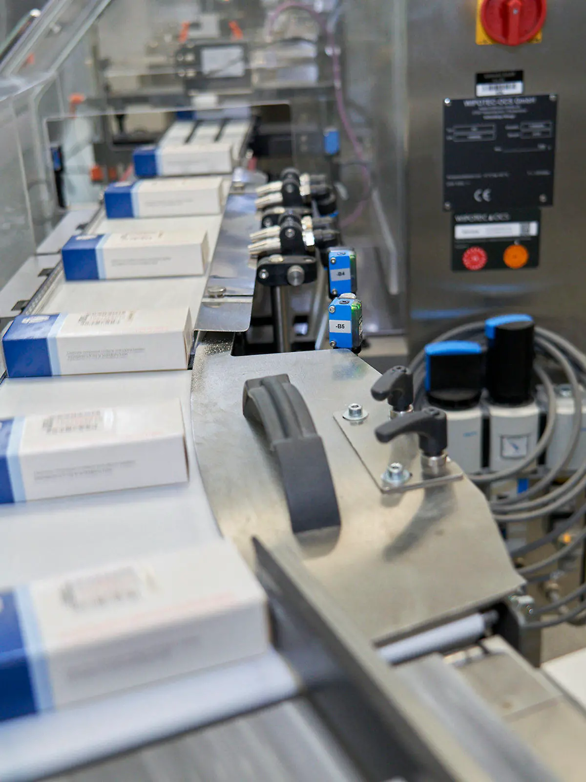 HANDOUT - 12.10.2021, Freiburg: Dieses von Pfizer via AP zur Verfügung gestellte Bild zeigt die Schachteln für die Pille gegen Covid-19. Der Arzneimittelhersteller Pfizer sagte am Dienstag, den 16. November 2021, dass er seine experimentelle Pille mit dem Namen Paxlovid zur Zulassung in den USA einreicht und damit die Voraussetzungen für eine wahrscheinliche Markteinführung in den kommenden Wochen schafft. Foto: Thomas Hansmann.Fotograf/Pfizer/dpa - ACHTUNG: Nur zur redaktionellen Verwendung im Zusammenhang mit der aktuellen Berichterstattung und nur mit vollständiger Nennung des vorstehenden Credits. Keine Verwendung nach dem 01.12. +++ dpa-Bildfunk +++