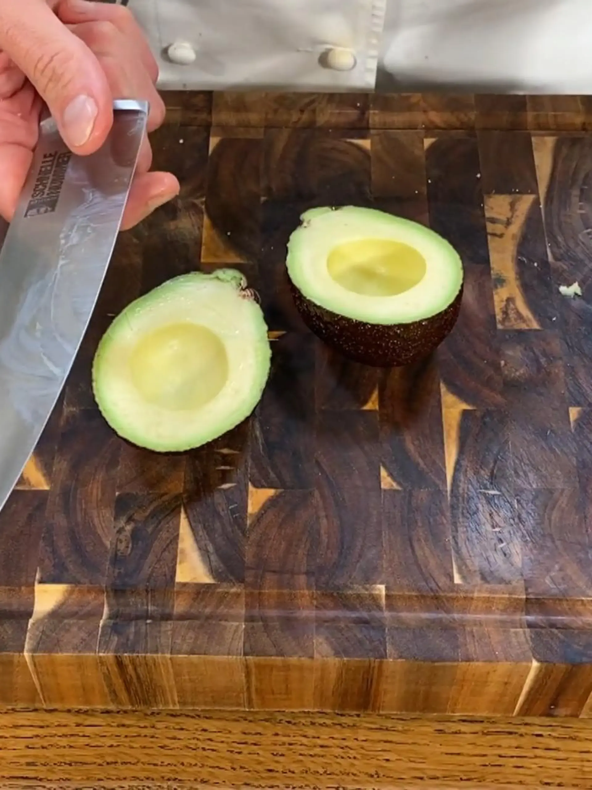 Bild zu: "So schneiden Sie eine Avocado perfekt auf"
